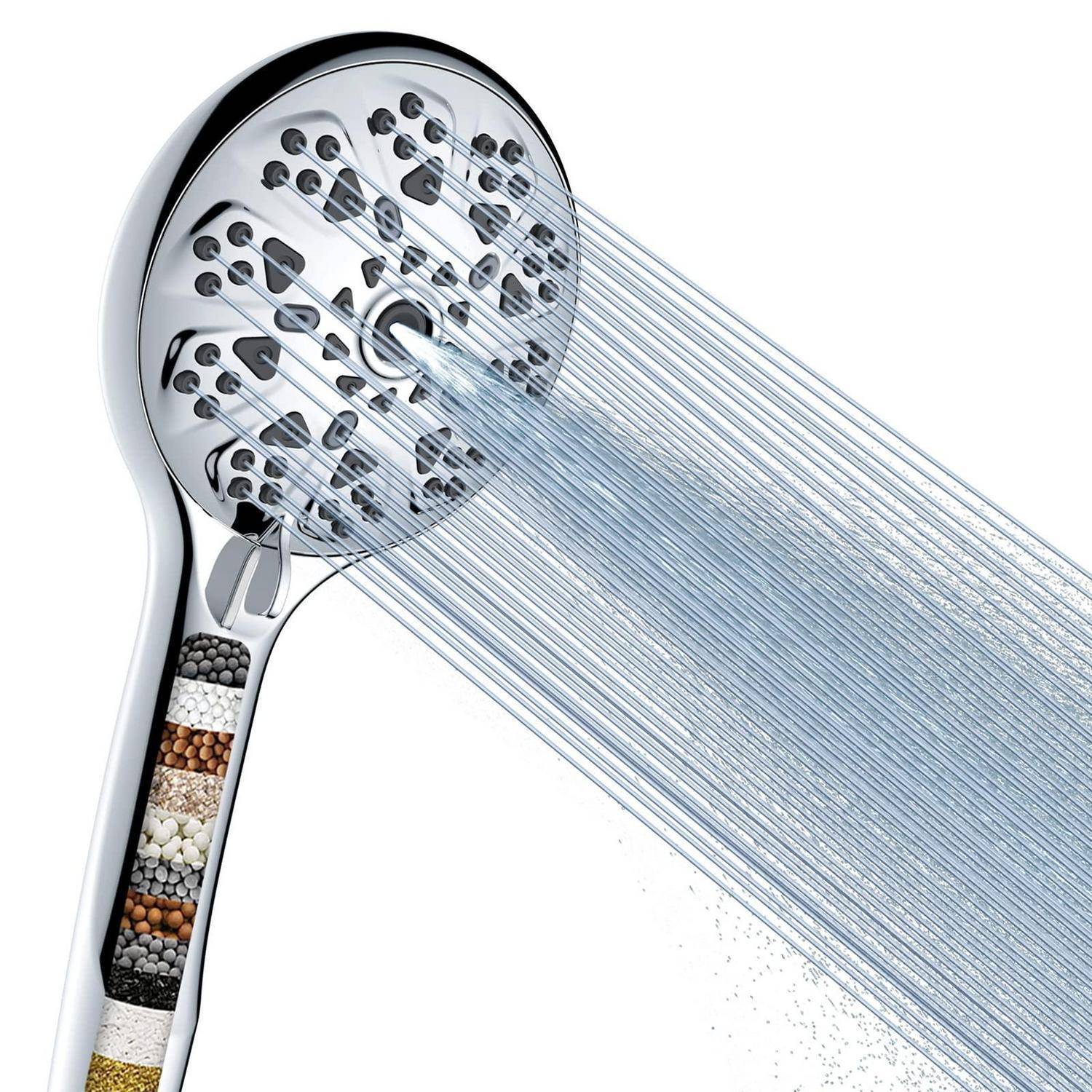 Chrom-Duschkopf mit durchsichtigem Griff, der mehrschichtige Filterkugeln zeigt, sprüht mehrere Wasserstrahlen auf weißem Hintergrund.