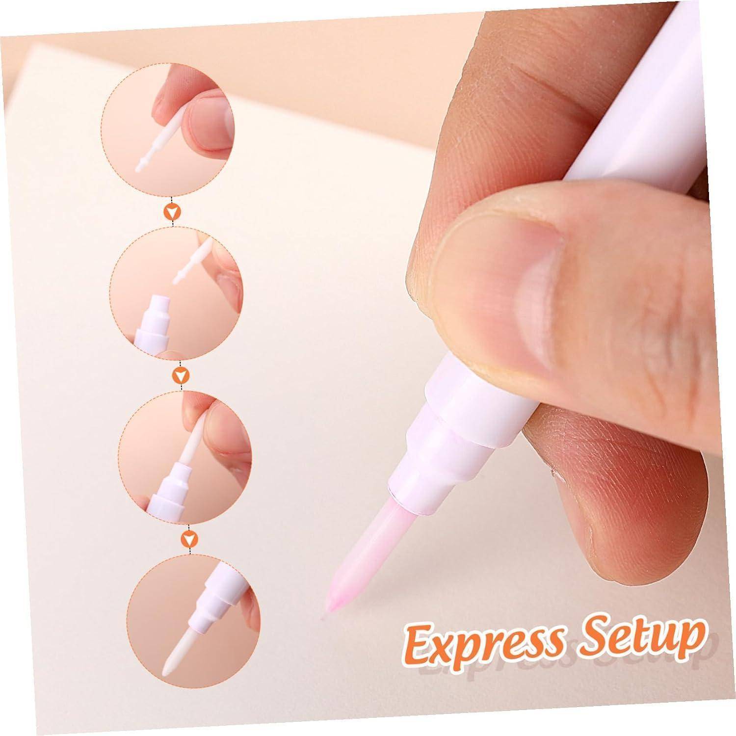 Nahaufnahme einer Hand, die einen stiftförmigen Applikator hält, mit schrittweisen Kreisen, die zeigen, wie die Spitze angebracht und verwendet wird; der Text besagt „Express Setup