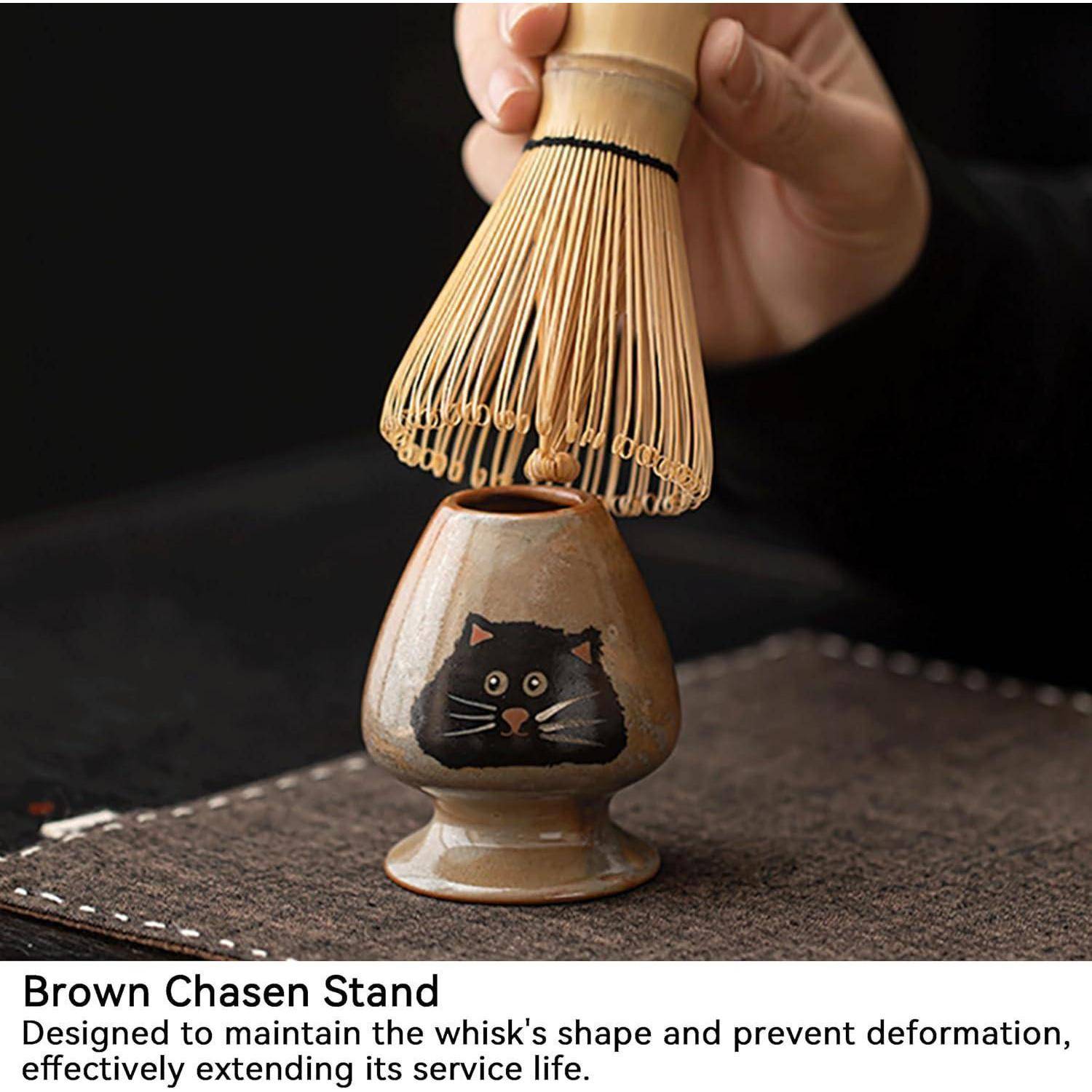 Brauner Chasen-Ständer mit Matcha-Besen, mit Text, der besagt, dass er die Form des Besens beibehält und Verformungen verhindert.