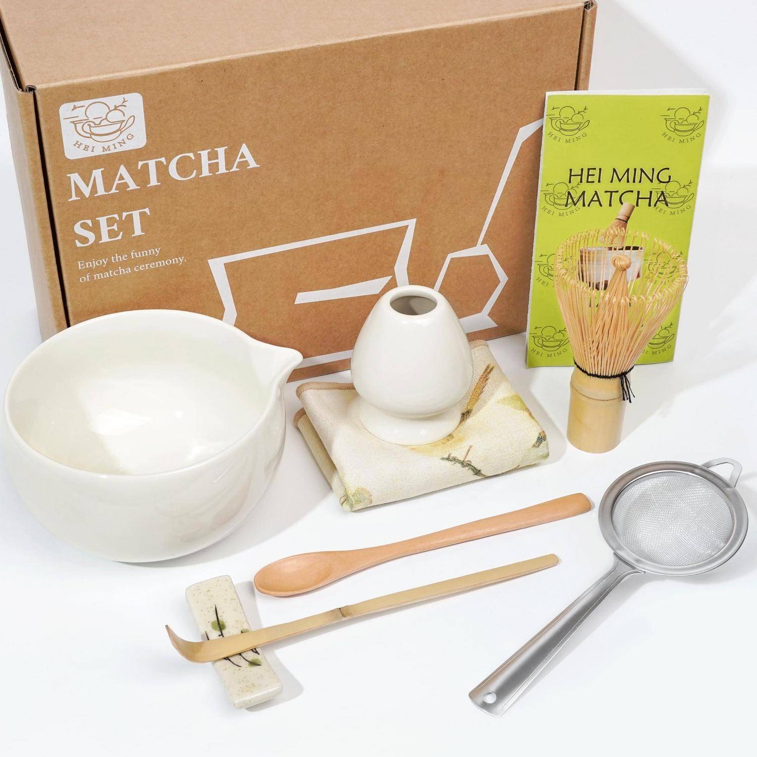 Matcha-Teezeremonie-Set mit Schale, Schneebesen, Löffel, Sieb, Löffel, Schneebesen-Halter, Tuch und Markenschachtel sowie Anleitung.