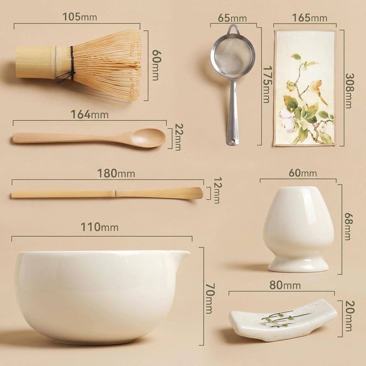 Satz von Teezeremonie-Werkzeugen mit Größenmessungen: Schneebesen, Löffel, Schaufel, Sieb, Blumen-Teehandtuch, Schüssel, Tasse und Teller.