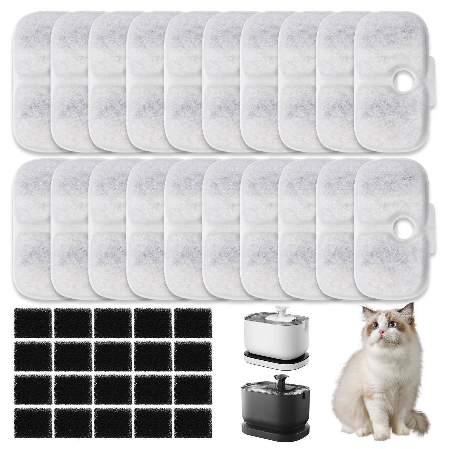 Katzenbrunnen-Filterwechselset mit zwei großen weißen Filterpads, schwarzen Aktivkohlefilterblättern und einer Brunnenbürste neben einer Katze.