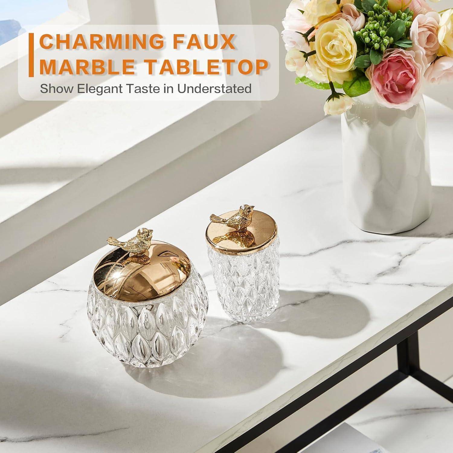 Promotional-Bild einer dekorativen Marmor-Tischplatte mit zwei dekorativen Kristall- und Goldbehältern und einer Blumenvase; der Text lautet „CHARMANTE KUNSTMARMOR-TISCHPLATTE" und „Zeigen Sie eleganten Geschmack in Diskretion"