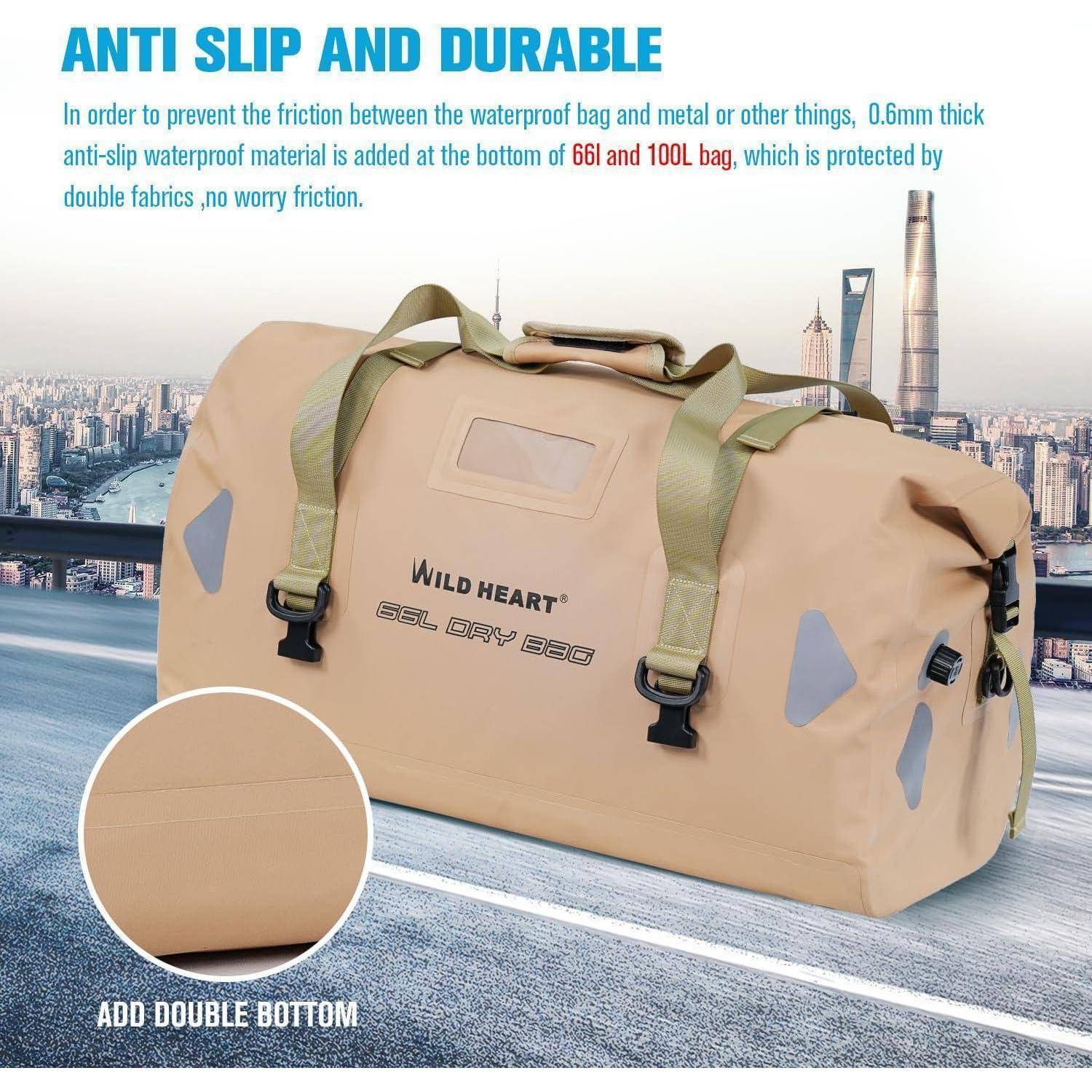 Beige Reisetasche Wild Heart mit Riemen vor einer Dachkulisse einer Stadt, die rutschfeste, langlebige wasserdichte Doppelbodenkonstruktion bewirbt.