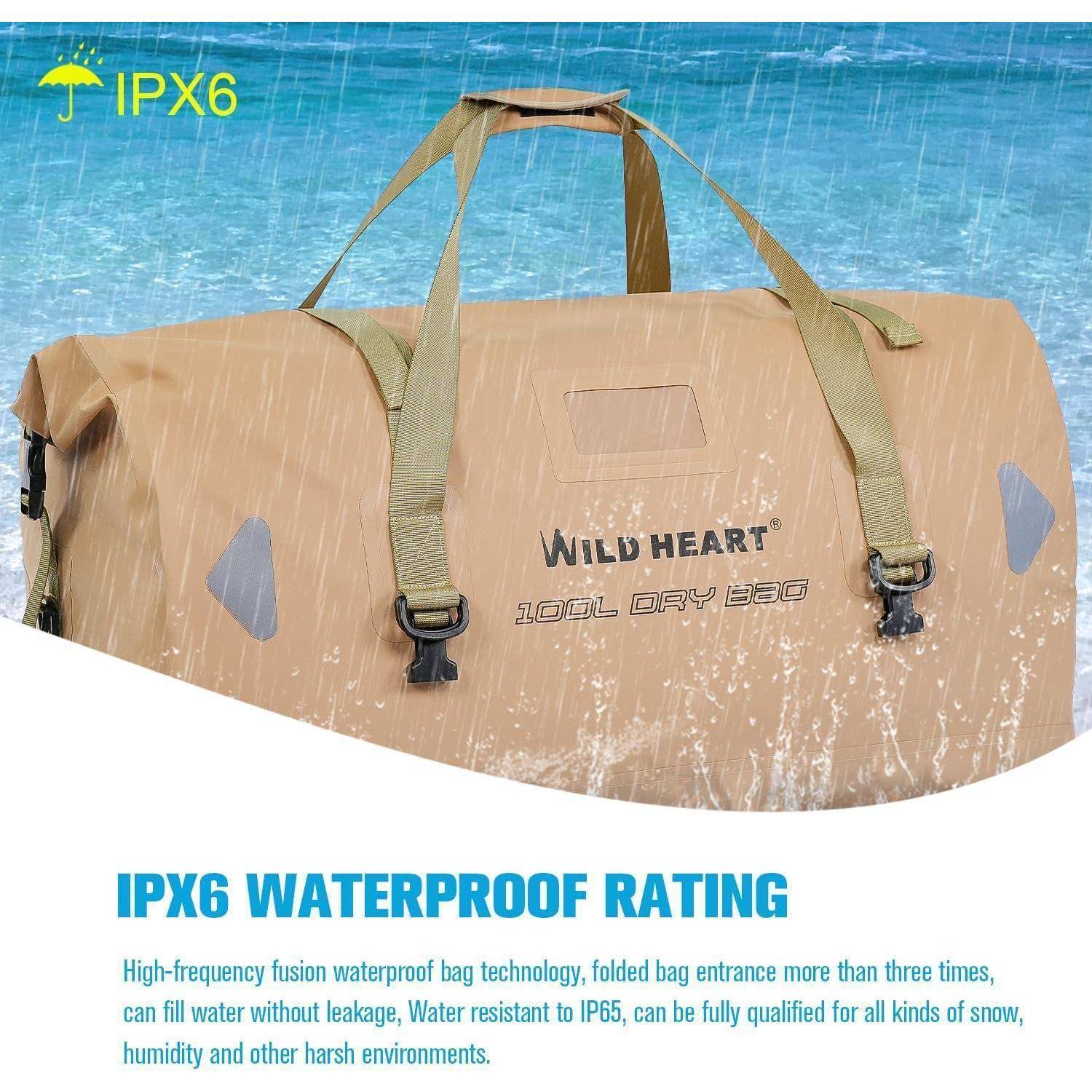 Hellbraune wasserdichte Reisetasche mit der Aufschrift "WILD HEART"" bei starkem Regen, die die IPX6-Wasserdichtigkeit und Wasserbeständigkeit hervorhebt.