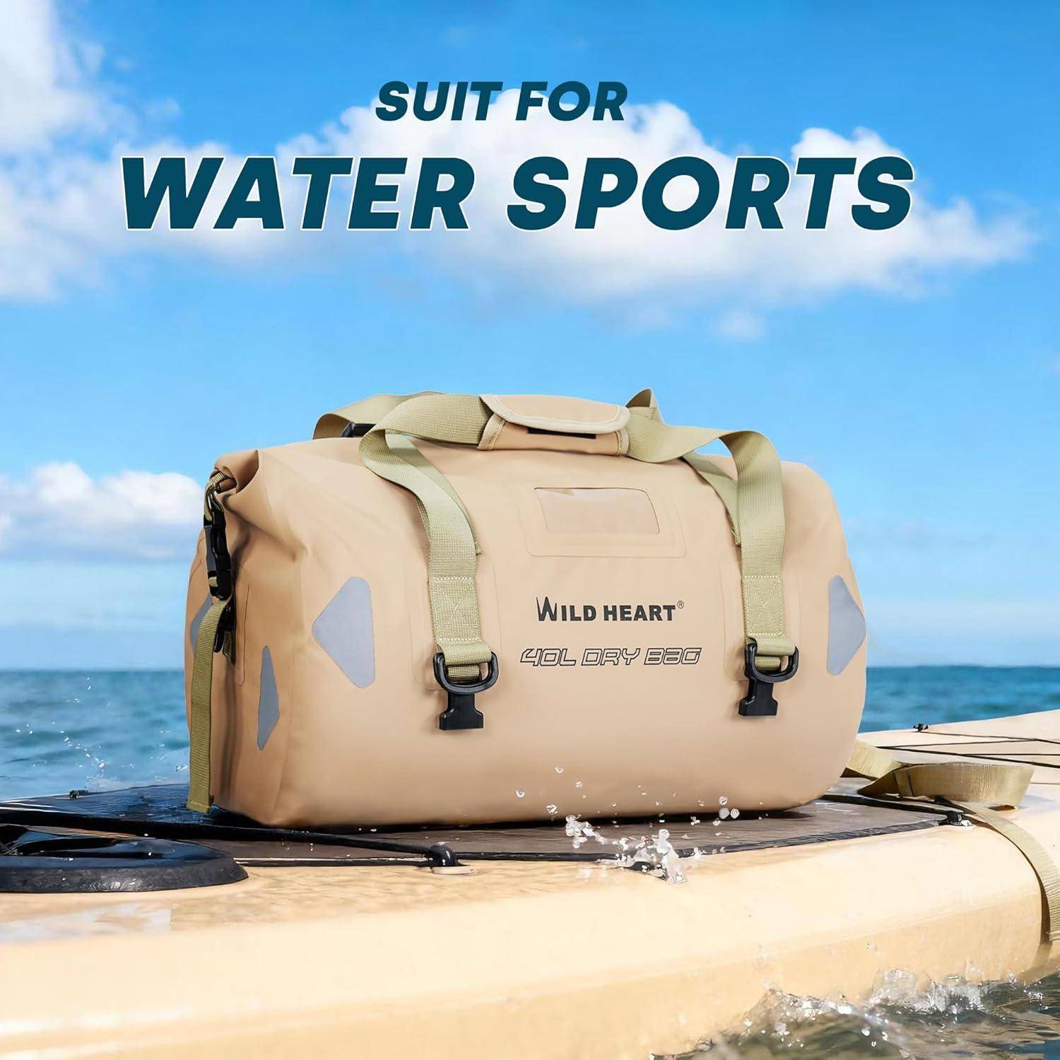 Beigefarbene wasserdichte Reisetasche auf einem Kajak auf dem Meer mit dem Text „FÜR WASSERSPORTARTEN GEEIGNET" und „WILD HEART""-Branding.