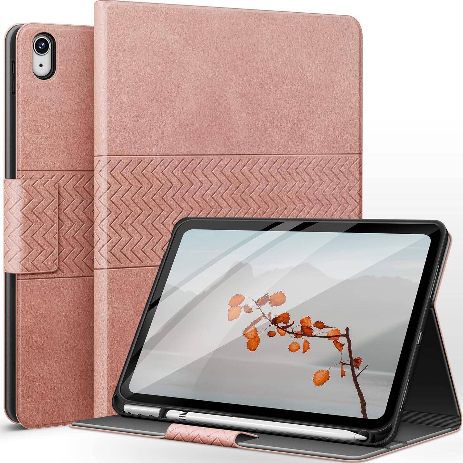 Rosa Tablet-Schutzhülle im Lederstil mit Ständer, geöffnet dargestellt mit einem Tablet im Querformat und einem hinteren Steckplatz für einen Stift oder ein Telefon.