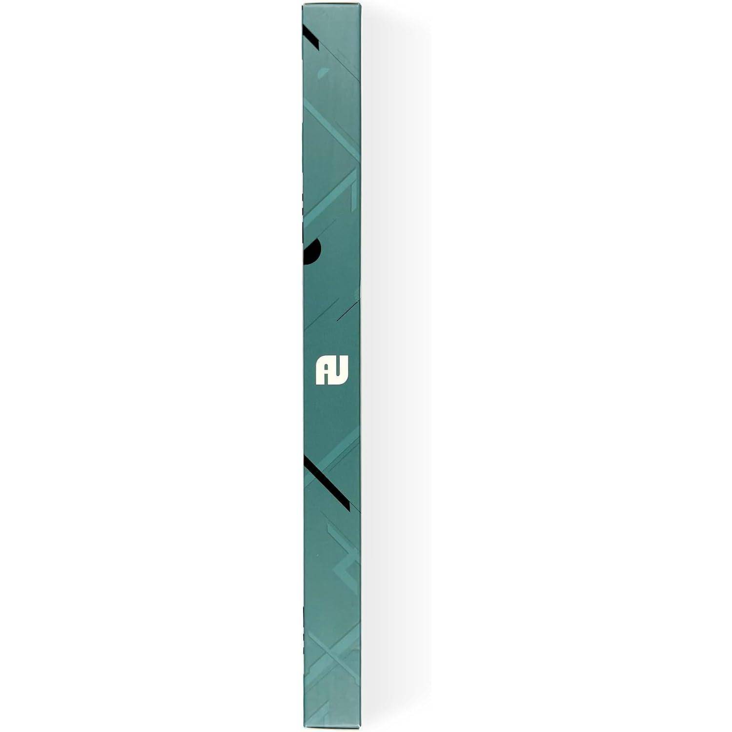 Großer rechteckiger Box in Teal-Farbe mit weißem „FU"-Logo und schwarzen geometrischen Akzenten auf einfachem weißem Hintergrund.