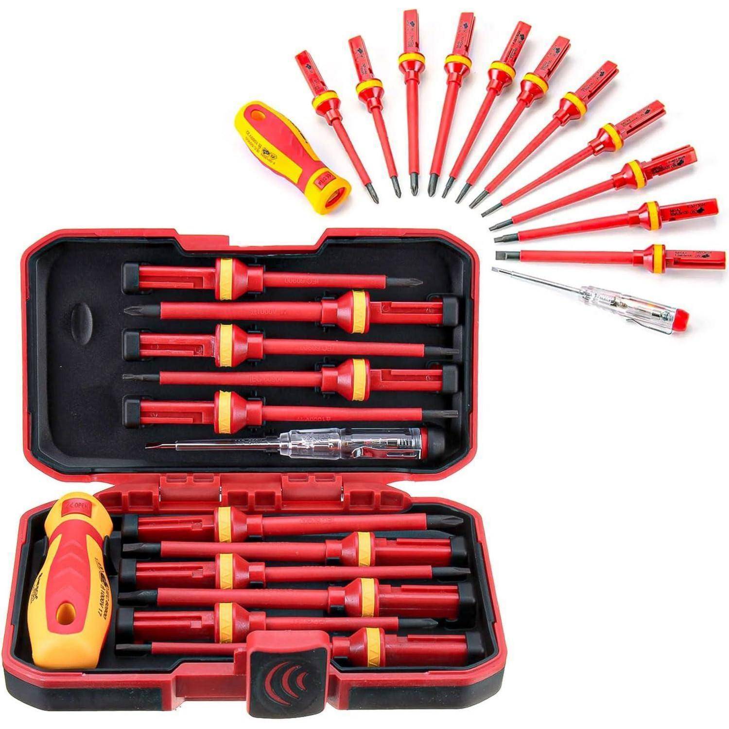 Ein isolierter Elektrikerschraubenzieher-Set in einem rot-schwarzen Koffer, mit mehreren rot/gelben Schraubenzieher und einem gelben Griff angeordnet oben und innen des offenen Werkzeugsatzes.