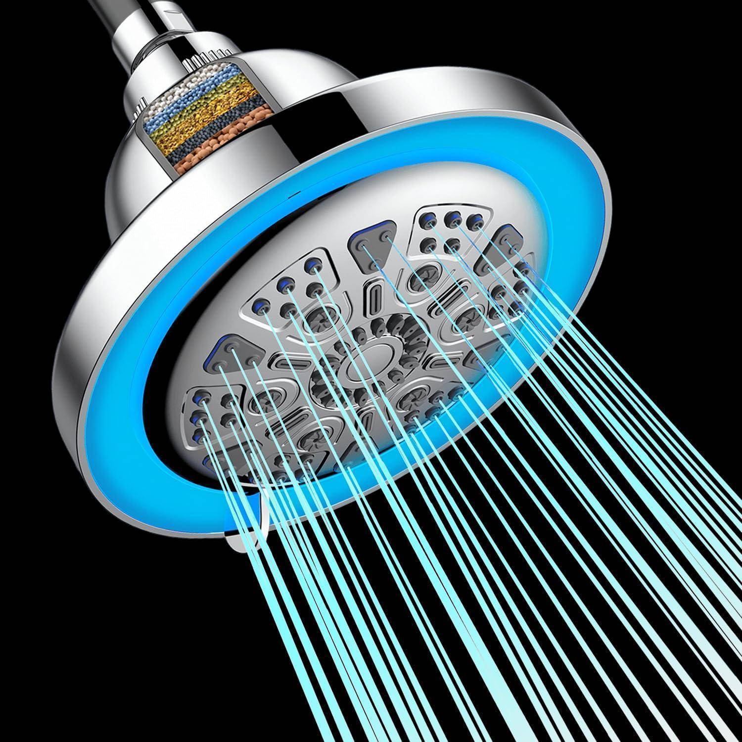 Nahaufnahme einer verchromten Regenduschkopf, der mehrere Wasserstrahlen gegen einen schwarzen Hintergrund sprüht.