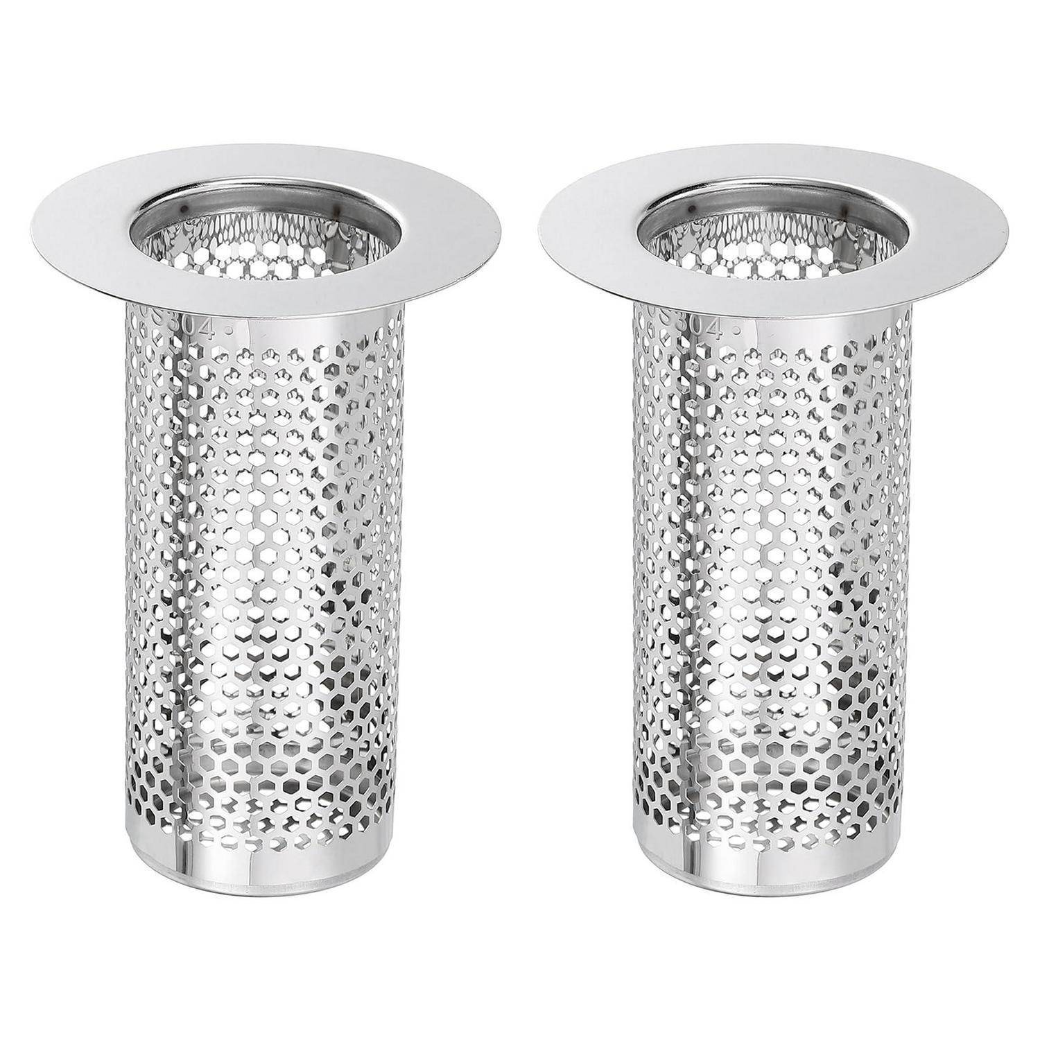 Zwei silberne durchlöcherte zylindrische Metall-Filterkörbe mit breiten Flanschen oben, nebeneinander auf weißem Hintergrund gezeigt.