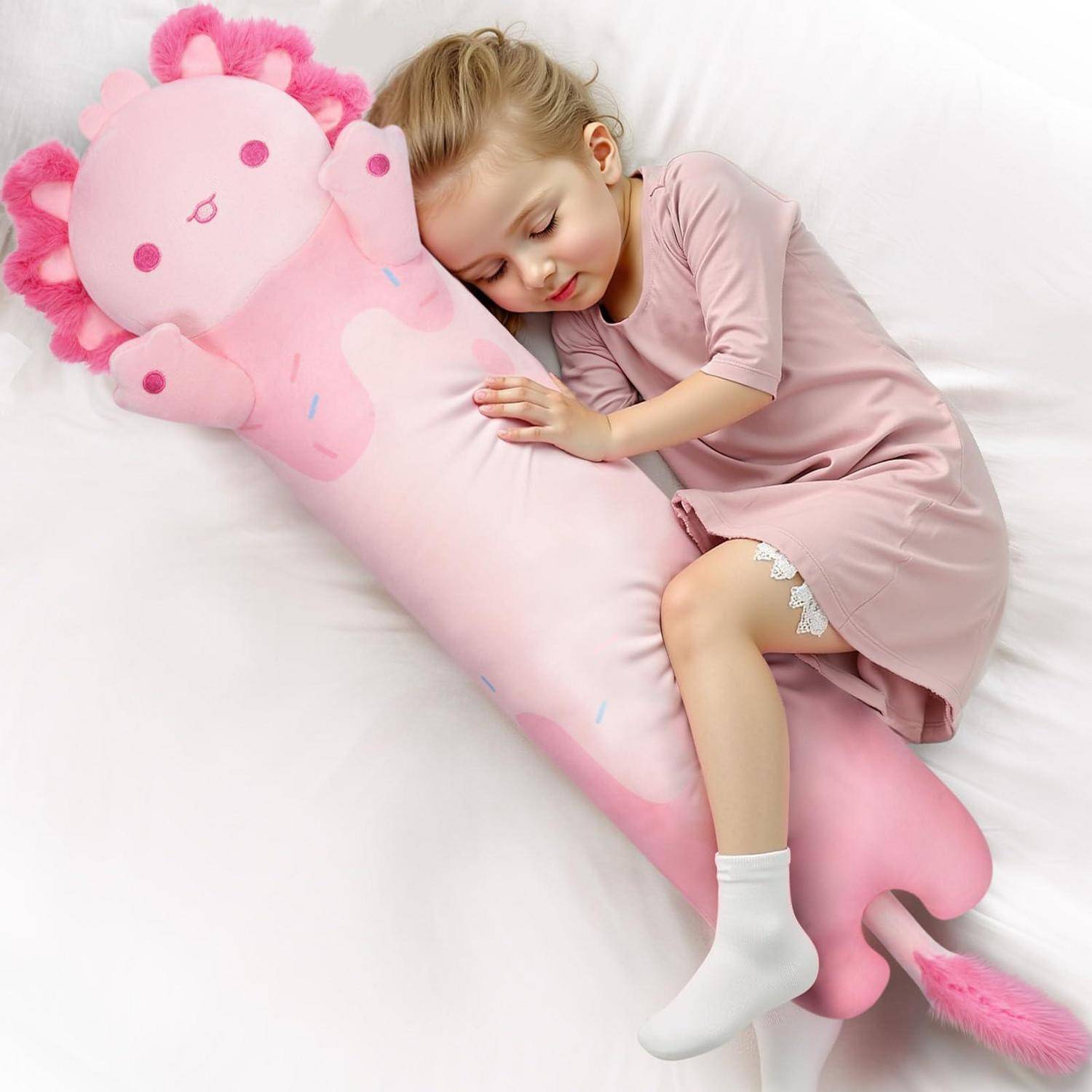Ein schlafendes junges Mädchen umarmt ein großes rosafarbenes Plüsch-Tierkissen auf einem weißen Bett.