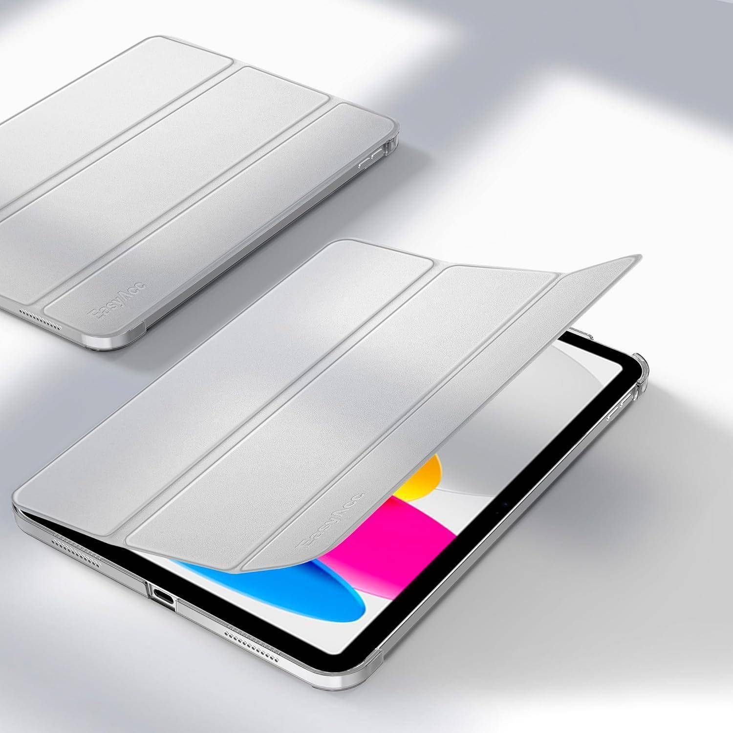 Zwei silberne Tablet-Schutzhüllen, eine geschlossen und eine offen über einem Tablet-Bildschirm, zeigen ein dreifach faltbares Cover-Design.
