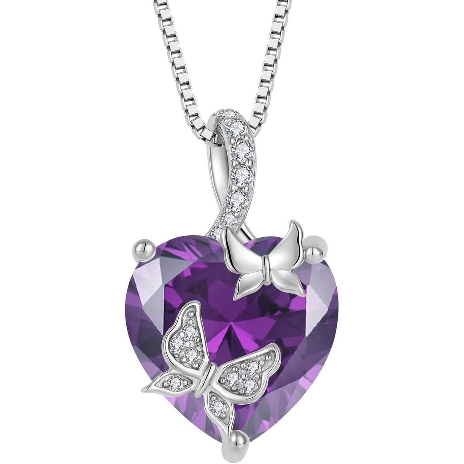 Silberne Halskette mit einem facettierten violetten Herzanhänger mit zwei Schmetterlings-Akzenten und kleinen klaren Steinen.