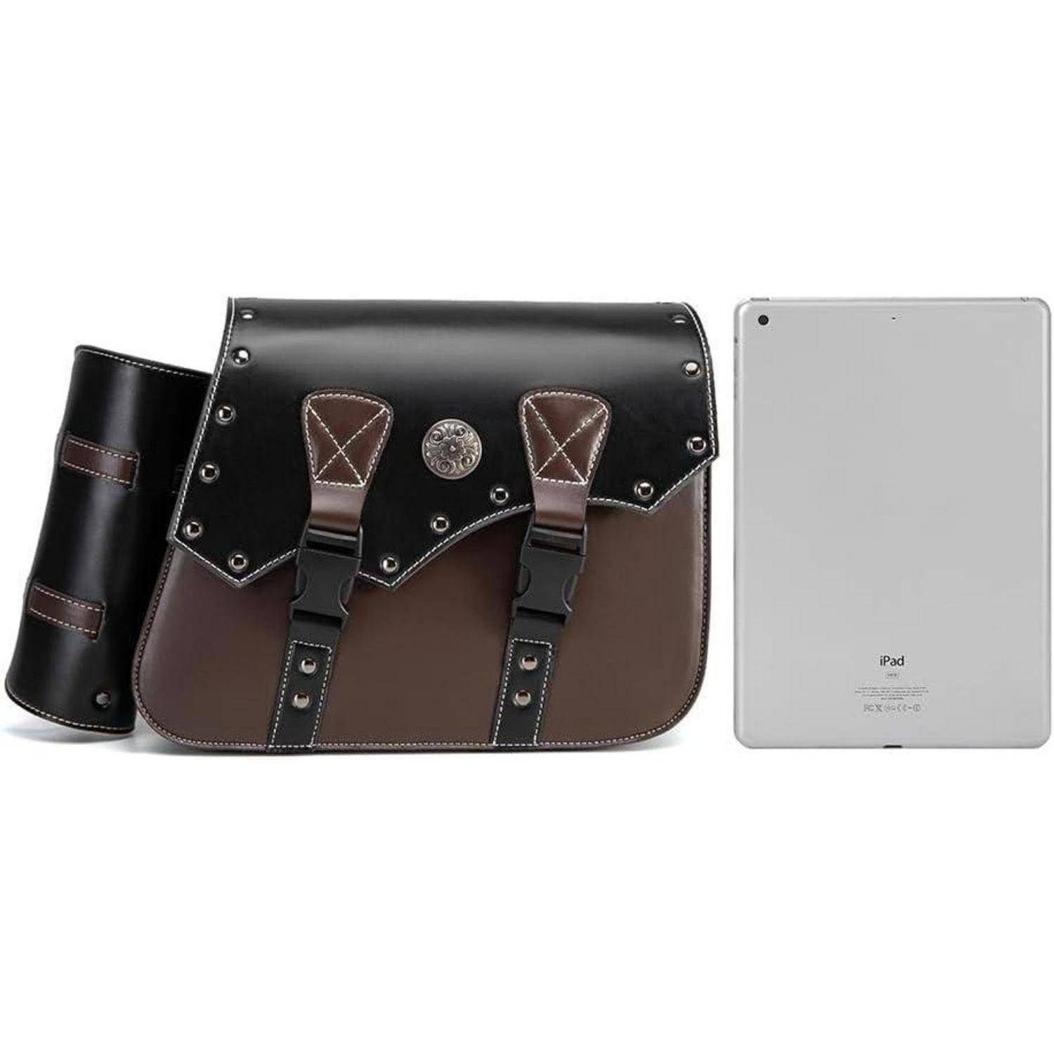 Ledersatchel mit Klappe und Schnallen neben einem Tablet zur Größenreferenz gezeigt, plus einem passenden zylindrischen Behälter.