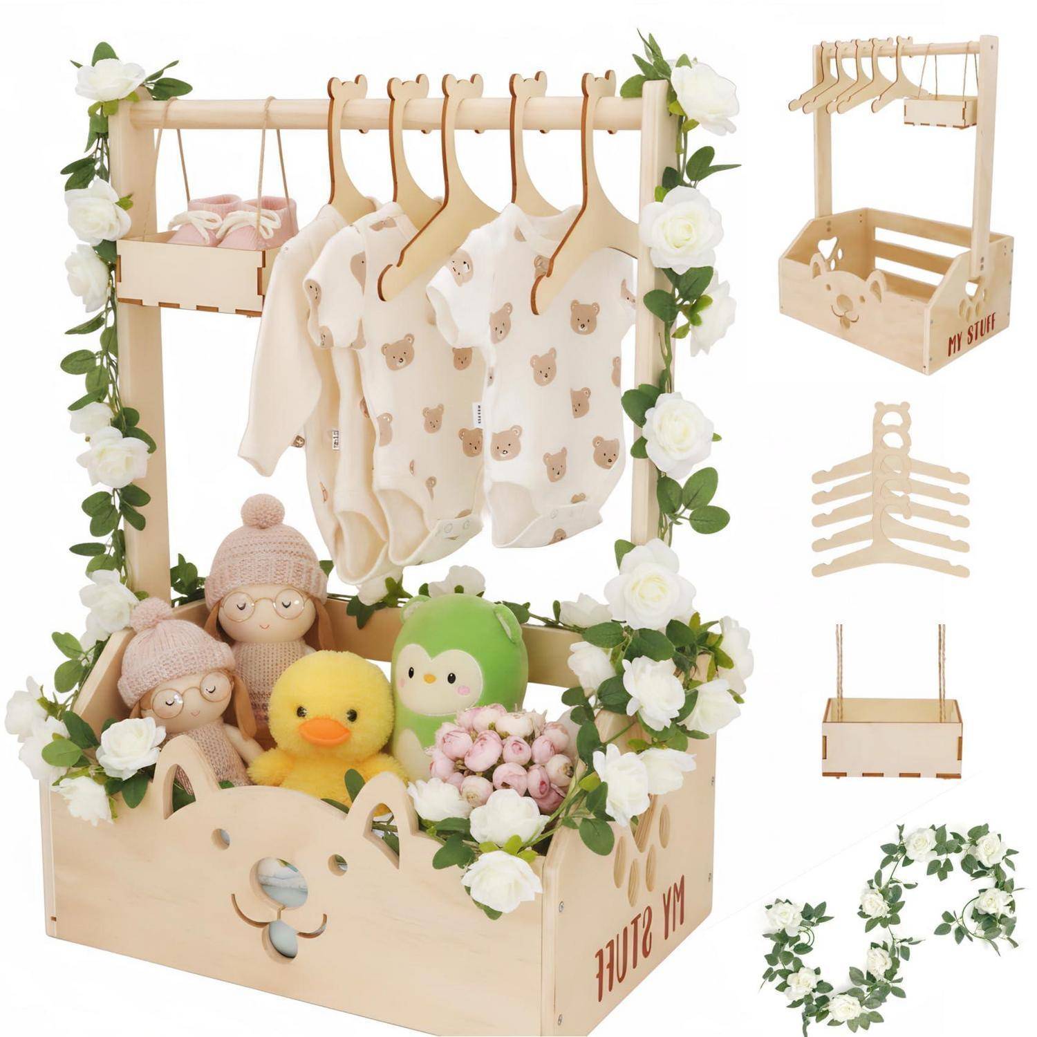 Holzständer für Babyartikel mit hängenden Bodys, Plüschtieren, Blumen und künstlichem Grünzeug, rechts mit Montageteilen dargestellt.