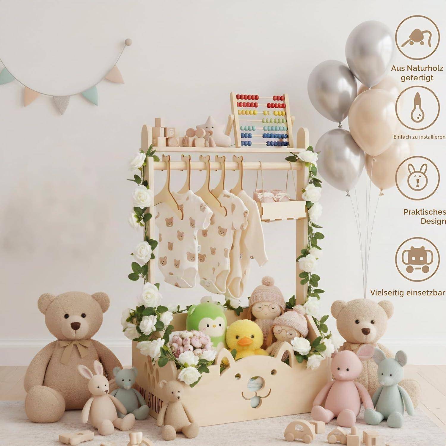 Ein Babykleidungs-Display in einem Holzregal, das mit weißen Blumen dekoriert ist, umgeben von Teddybären, Plüschtieren und Luftballons; deutsche Funktionssymbole erscheinen auf der rechten Seite.