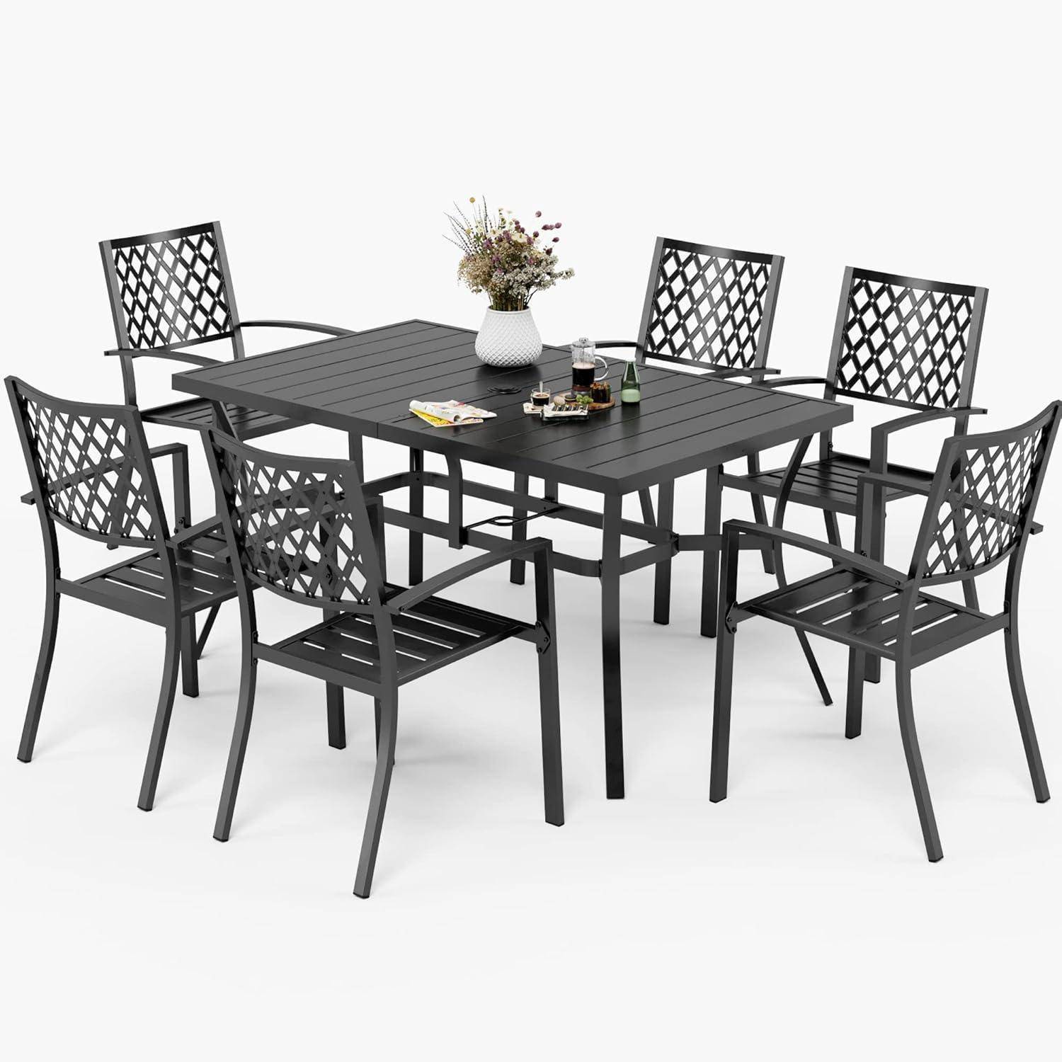 Schwarzes Metall-Terrassenesstischset mit sechs Stühlen um einen rechteckigen Tisch, gezeigt mit Vase und Tafelgeschirr auf weißem Hintergrund.