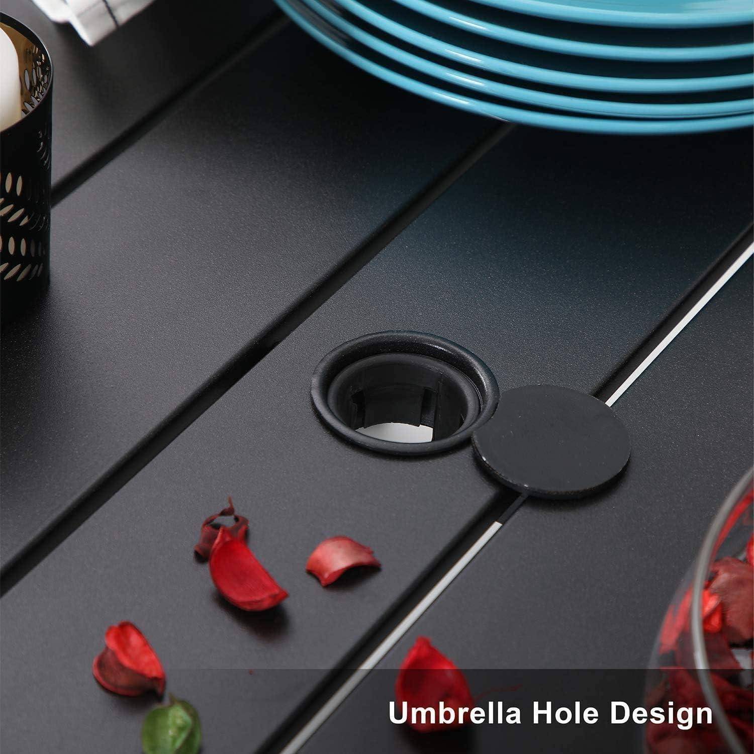 Nahaufnahme einer schwarzen Tischplatte mit integriertem Schirmloch und Abdeckung, gezeigt neben gestapelten Tellern und verstreuten roten Rosenblättern; der Text lautet „Umbrella Hole Design