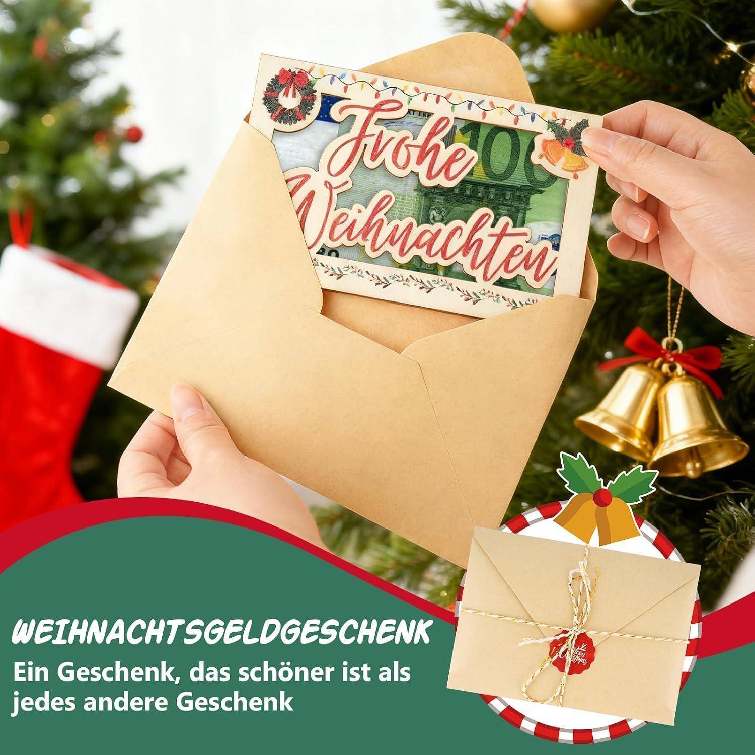 Hände halten eine Weihnachtskarte in einem Umschlag mit der Aufschrift „Frohe Weihnachten