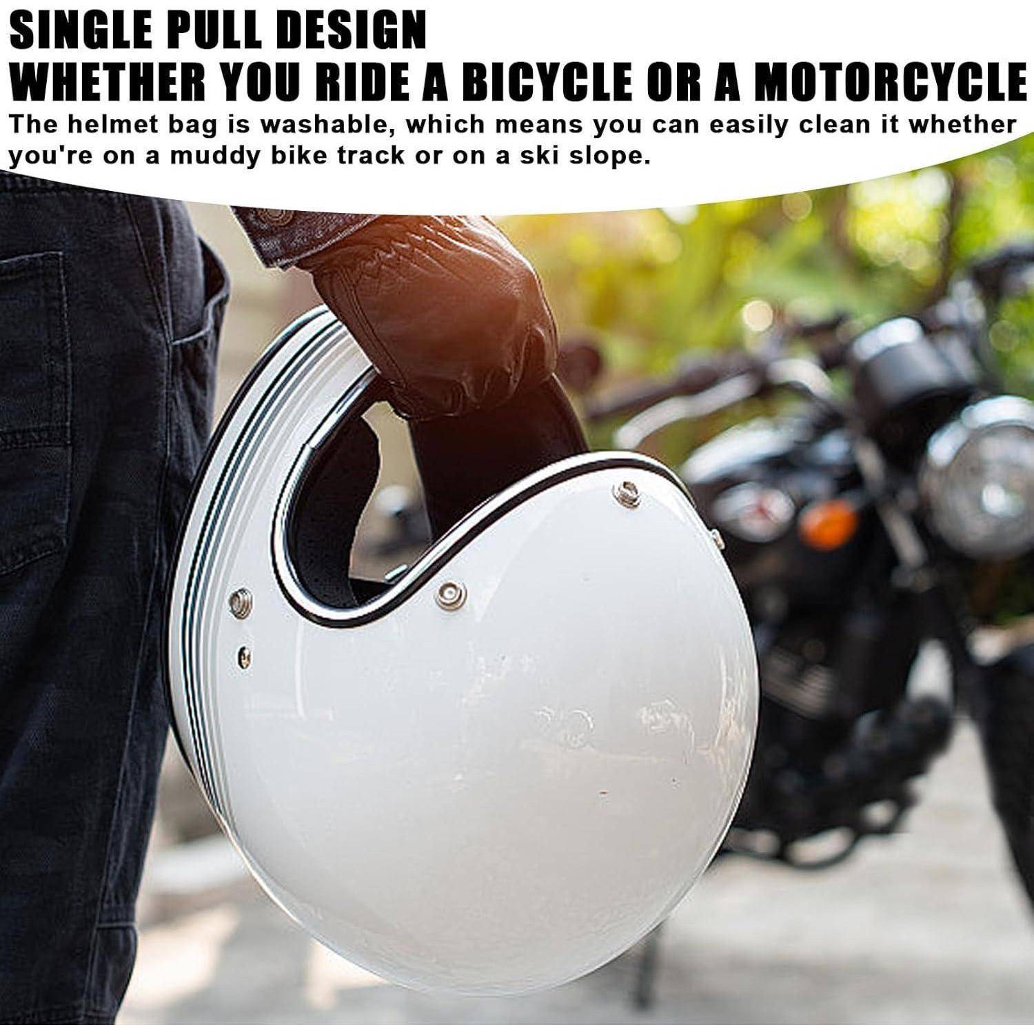 Person hält eine weiße Helmtasche mit Einzug-Design neben einem Motorrad; der Text besagt, dass sie für Fahrräder oder Motorräder funktioniert und waschbar ist.
