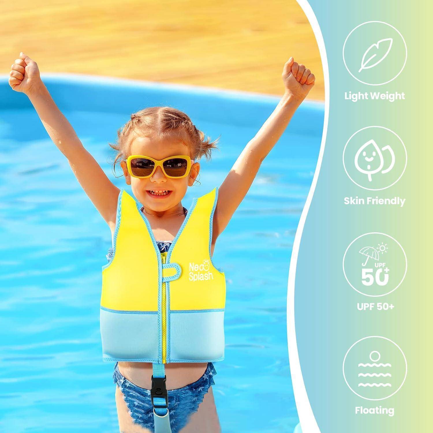 Lachendes Kind im Pool, das eine gelbe Schwimmweste und Sonnenbrille trägt, mit erhobenen Armen; Seitensymbole sagen „Leicht