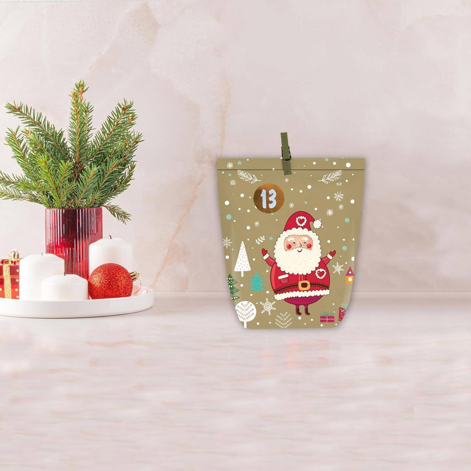 Weihnachts-Adventskalender-Beutel mit Weihnachtsmannabbildung und der Nummer 13, neben Kerzen, Kiefernzweigen und Christbaumkugeln auf einer Tischplatte angezeigt.