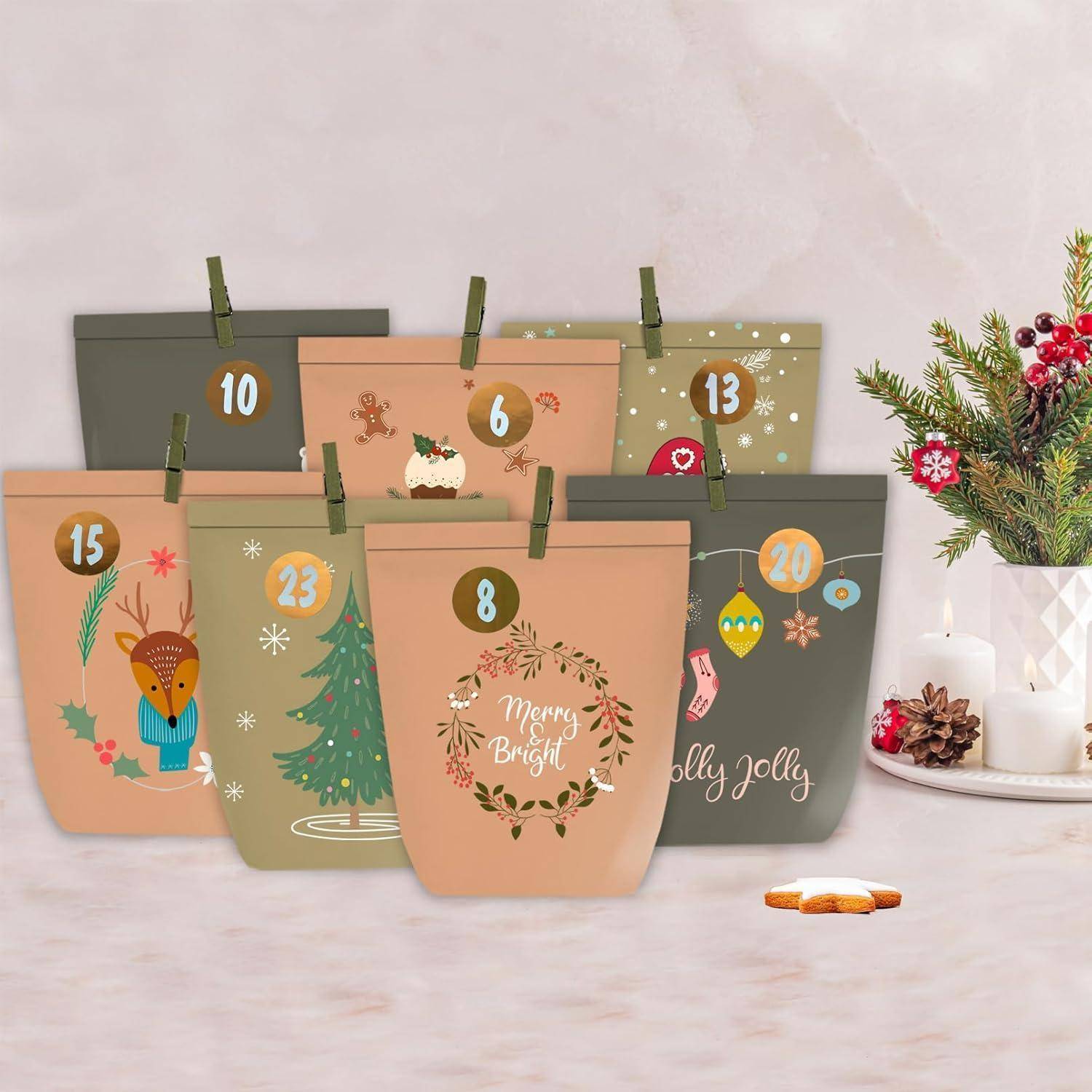 Adventskalender-Tüten zum Aufhängen nummeriert 6, 8, 10, 13, 15, 20 und 23 mit Weihnachtsmotiven und „Merry & Bright
