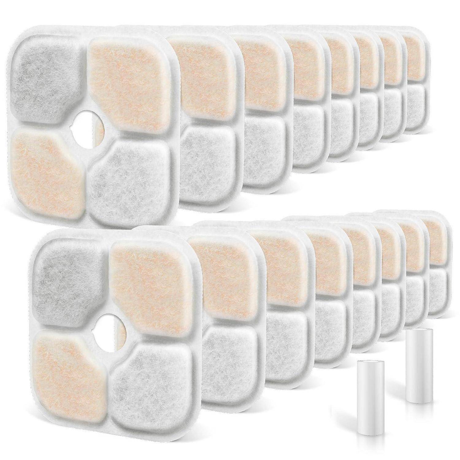 Stapel aus weißen und beigen quadratischen Filterpads mit einem zentralen Loch, dargestellt in zwei Reihen und neben zwei kleinen weißen Zylindern.