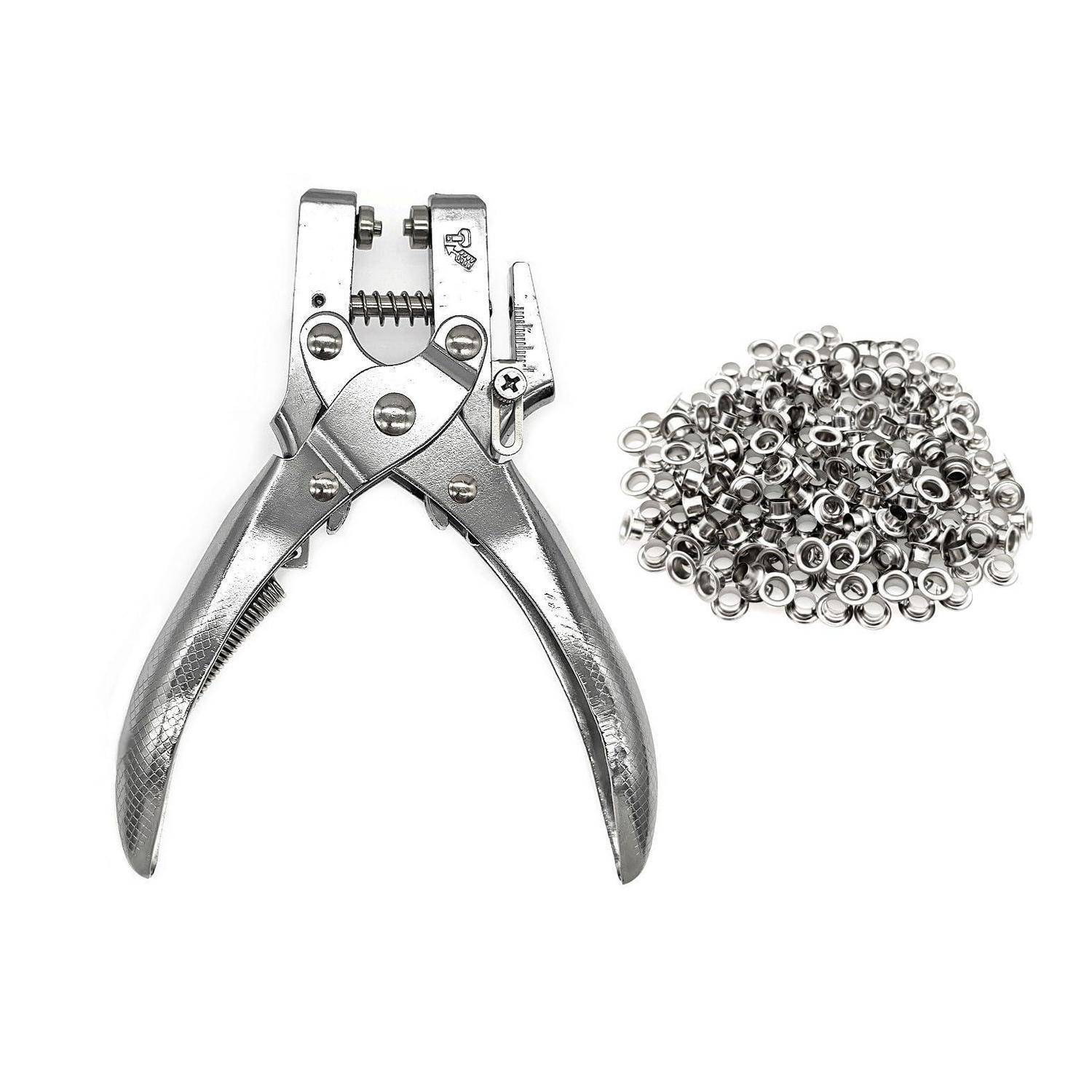 Ein Metallhandpresswerk zum Setzen von Ösen oder Nieten, dargestellt neben einem Haufen kleiner silberfarbener Metallösen.