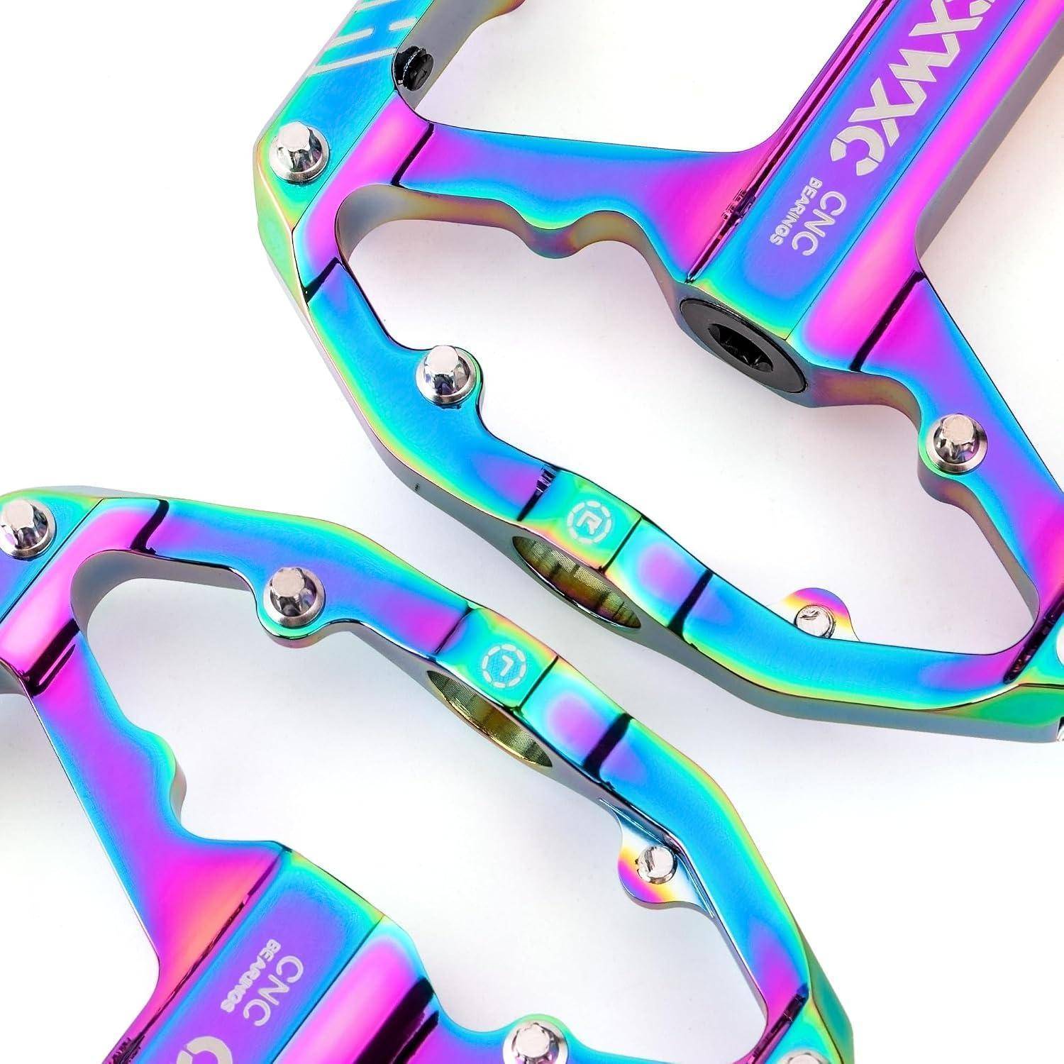 Zwei schillernde Regenbogen-Metallkletterkarbiner auf weißem Hintergrund, zeigen das Verriegelungstor und die "CNC""-Branding.