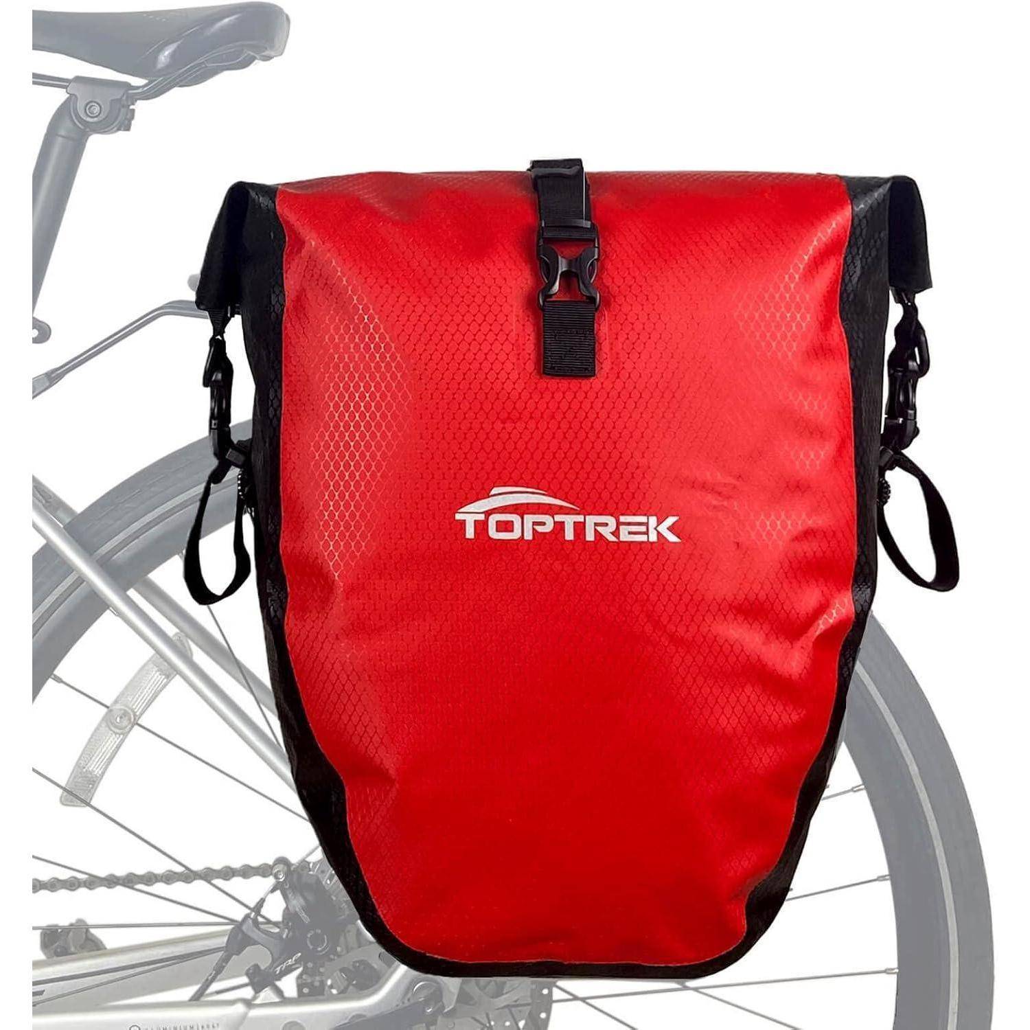 Rote TOPTREK wasserdichte Fahrrad-Packtasche, die auf einem Fahrradträger montiert ist, gezeigt gegen ein teilweise sichtbares Fahrradrad und Rahmen.