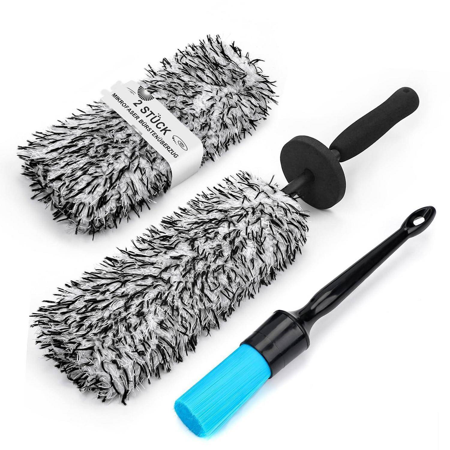 Drei Autopflege-Werkzeuge auf weißem Hintergrund: zwei flauschige schwarz-weiße Mikrofaser-Applikatoren, eine Radbürste mit schwarzem Schaumstoffgriff und eine Bürste mit blauen Borsten.