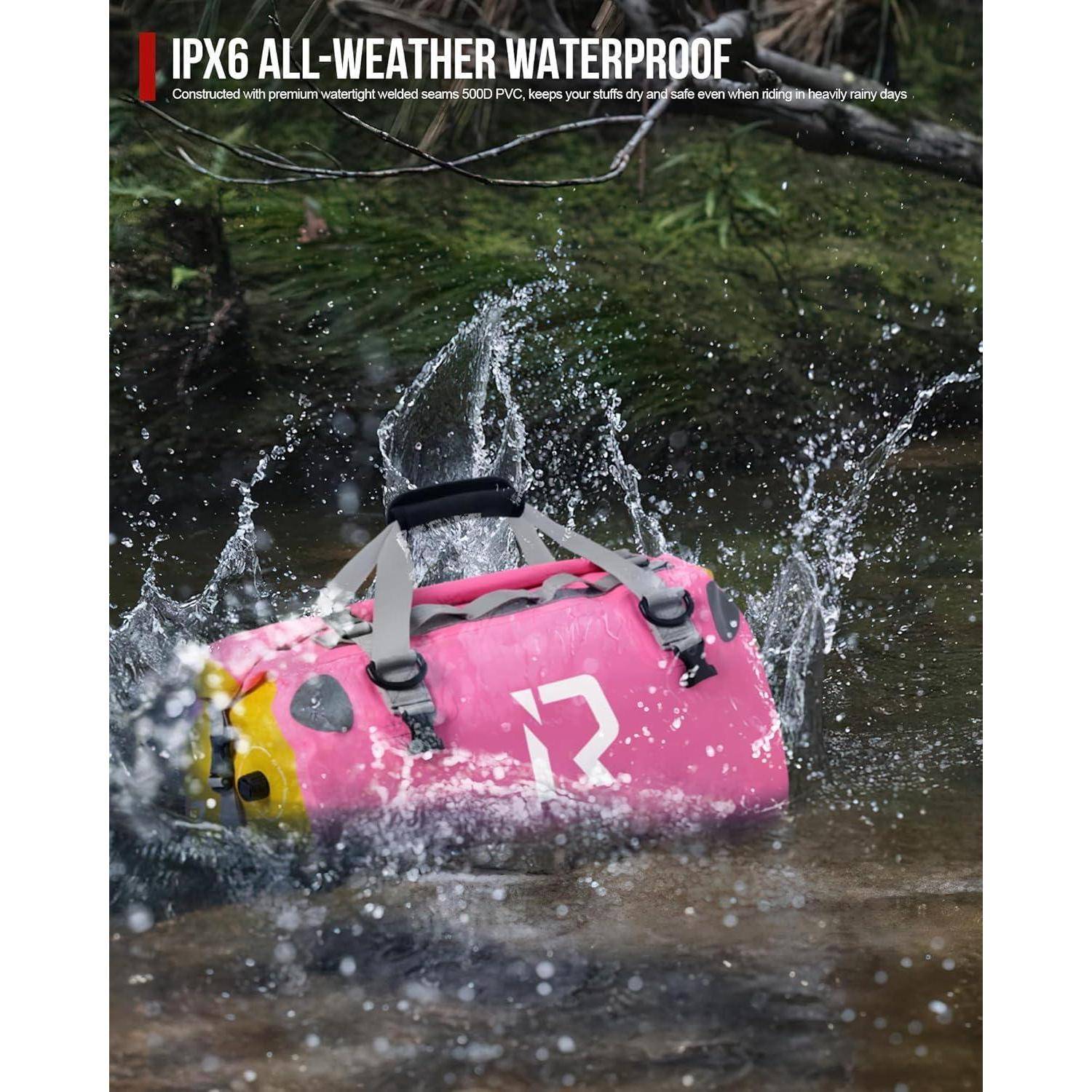 Rosa wasserdichte Sporttasche, die im Wasser spritzt, mit der Aufschrift „IPX6 ALL-WEATHER WATERPROOF" (IPX6 ALLWETTER-WASSERDICHT), die Haltbarkeit unter regnerischen Bedingungen demonstriert.