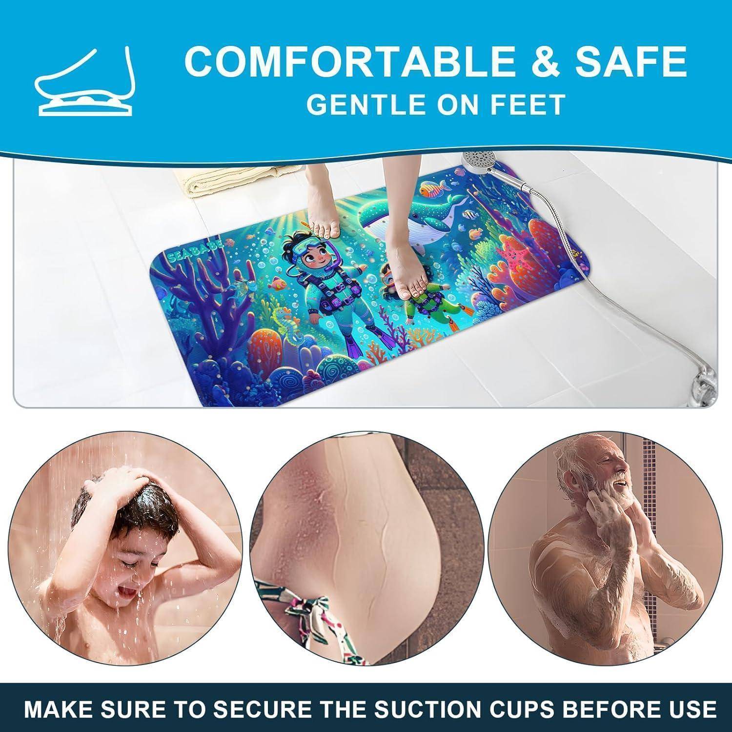 Werbebild einer bunten Badematte mit Saugnäpfen, mit der Beschriftung „KOMFORTABEL & SICHER" und „SANFT ZU DEN FÜSSEN""; zeigt Menschen, die darauf stehen, und eine Warnung, die Saugnäpfe vor Gebrauch zu befestigen.