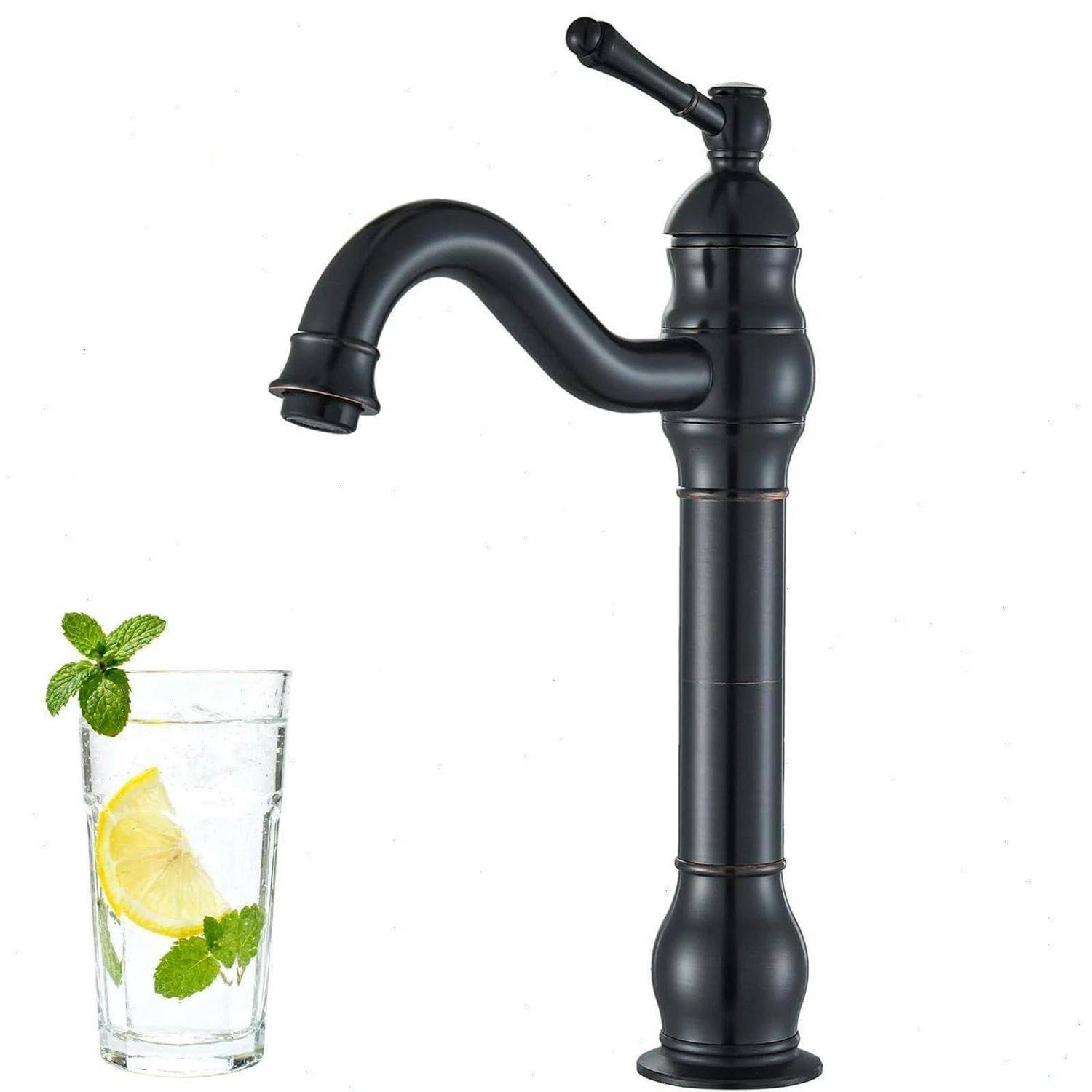 Schwarzer Vintage-Wasserhahn neben einem Glas Wasser mit Zitrone, Minze und Eis auf weißem Hintergrund.