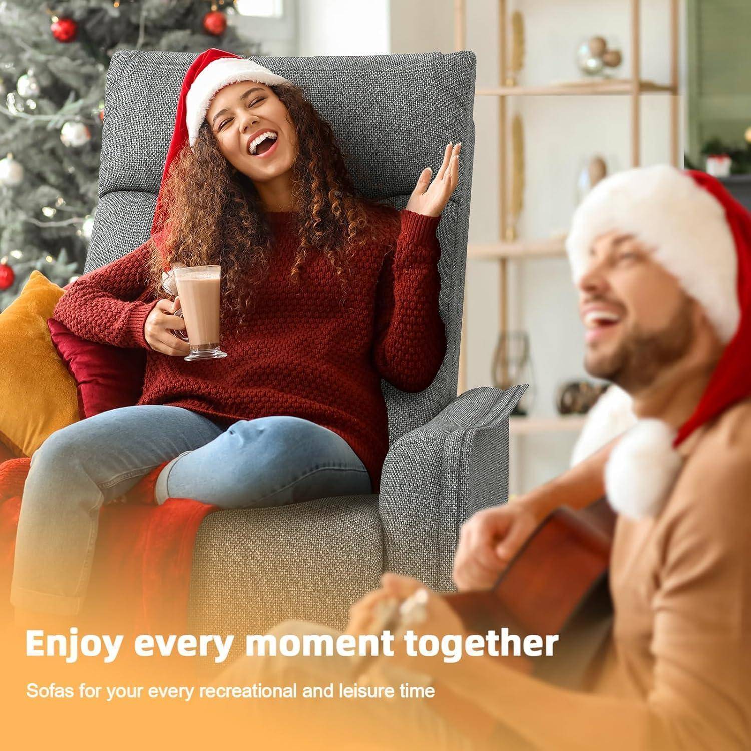 Fröhliches Paar in Weihnachtsmützen entspannt sich auf Sofas zu Hause, einer lacht mit einem Getränk und der andere spielt Gitarre; der Text lautet „Genießt jeden Moment zusammen