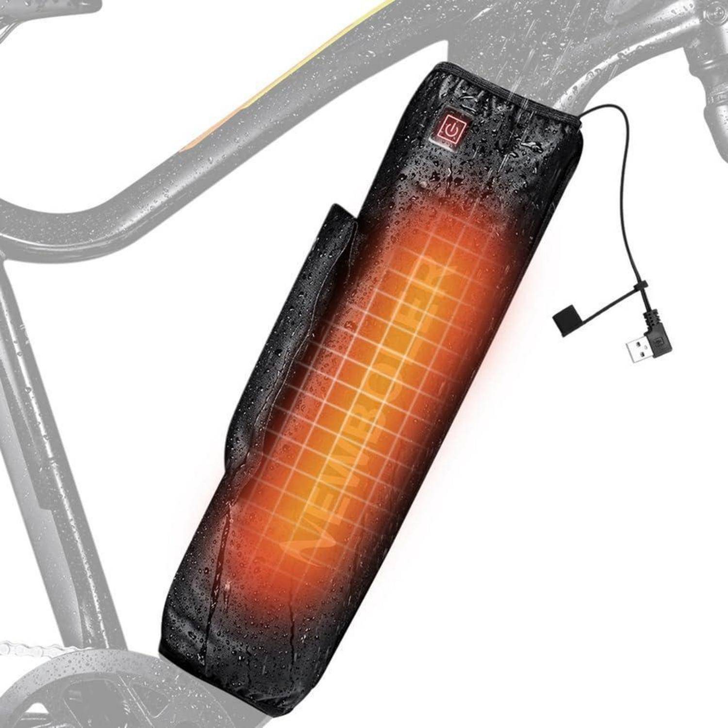 Beheizter Fahrradsattelüberzug mit leuchtend orangem Mittelteil, Stromschalter und USB-Kabel auf Hintergrund eines Fahrradskeletts.