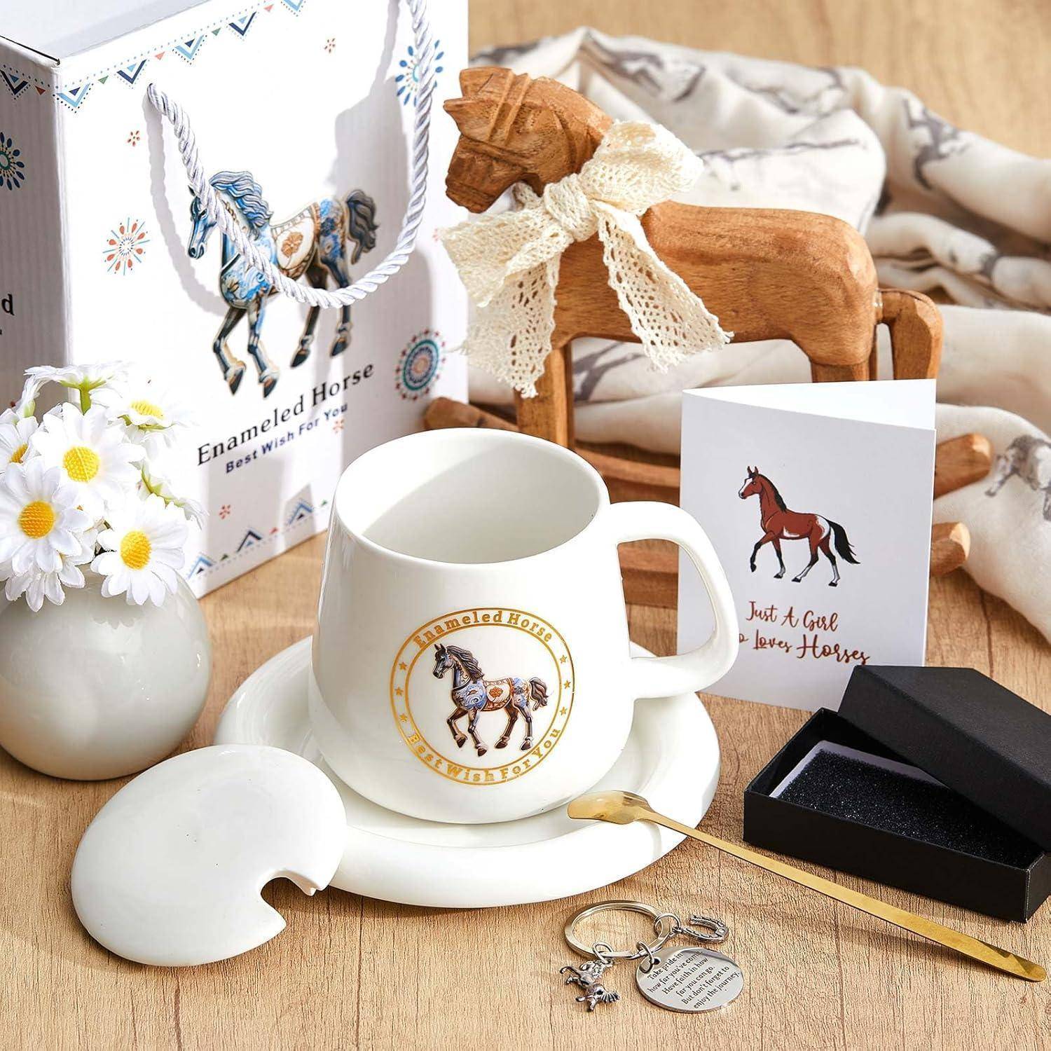Geschenkset mit pferdeförmiger Tasse, Karte, geschnitztem Holzpferd, Blumen, Löffel und Schmuckkästchen auf einem Holztisch.