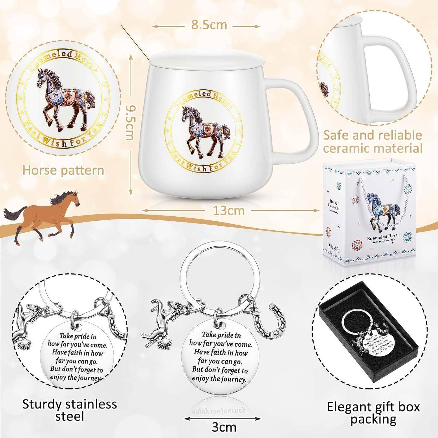 Werbebild eines pferdegestalteten Keramikbecher- und Schlüsselanhänger-Sets, das die Becherabmessungen, den Edelstahl-Schlüsselanhänger und die elegante Geschenkbox-Verpackung zeigt.
