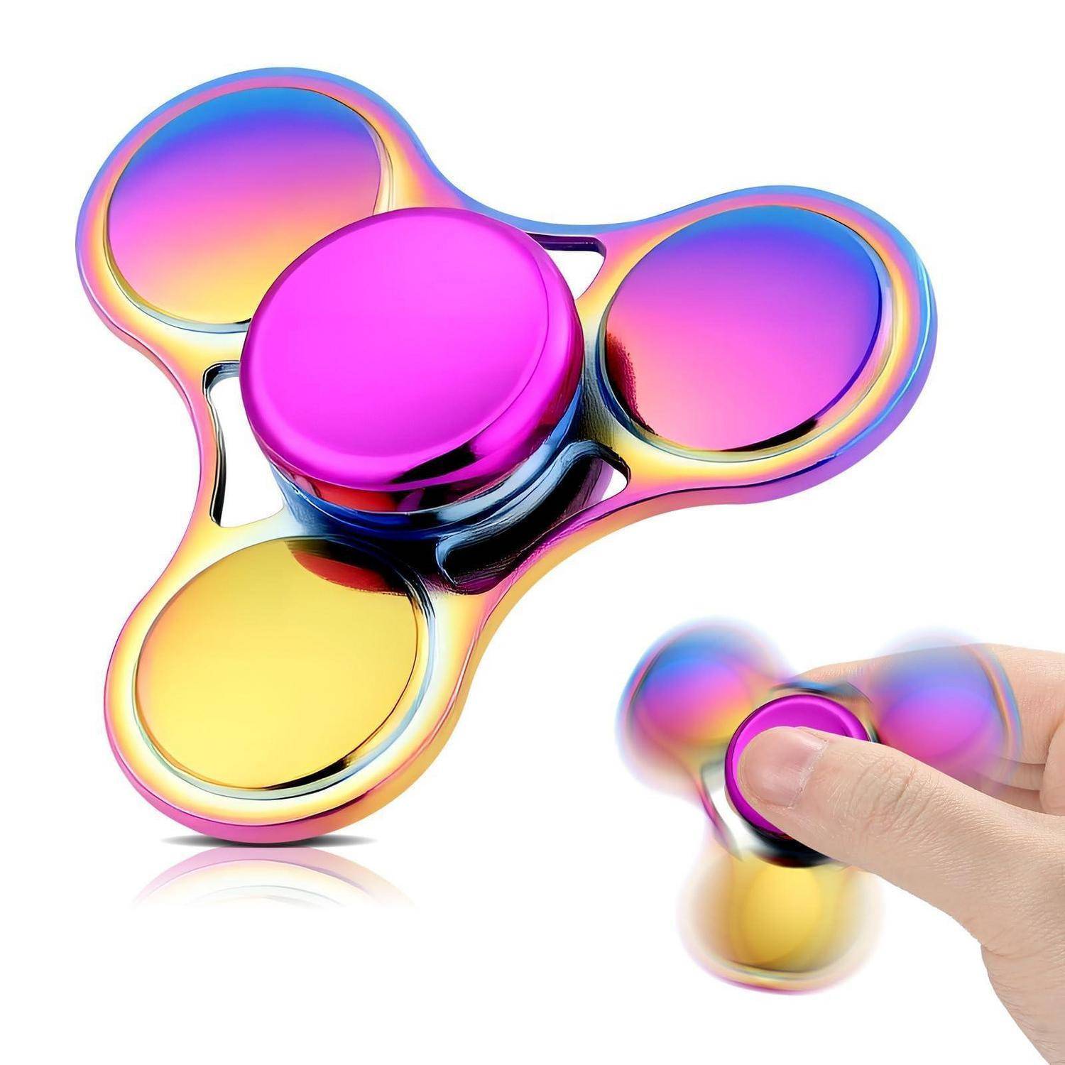 Regenbogenfarbener metallischer Fidget Spinner mit drei abgerundeten Armen und einem zentralen Knopf, dargestellt neben einer Hand, die einen kleineren passenden Spinner dreht.