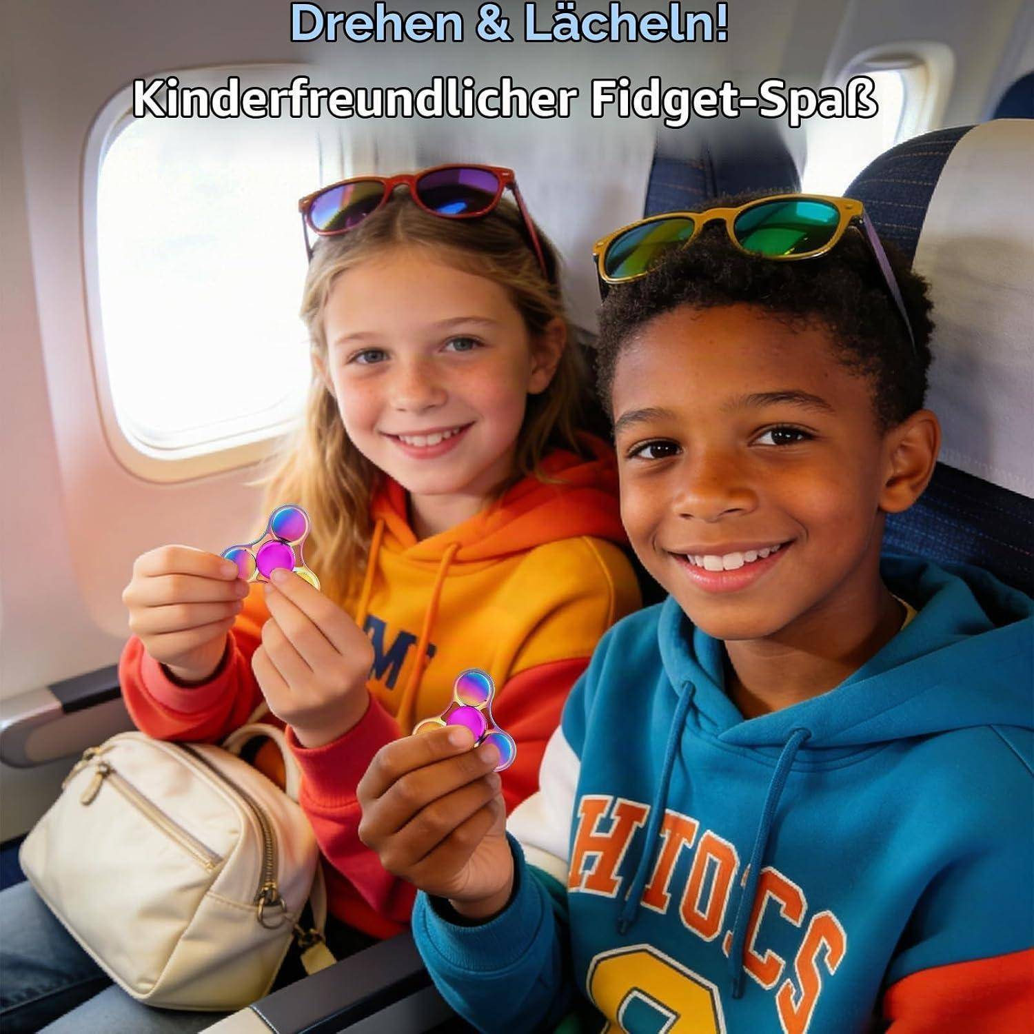 Zwei lächelnde Kinder in einem Flugzeug halten bunte Fidget-Spinner; der Text lautet „Drehen & Lächeln! Kinderfreundlicher Fidget-Spaß