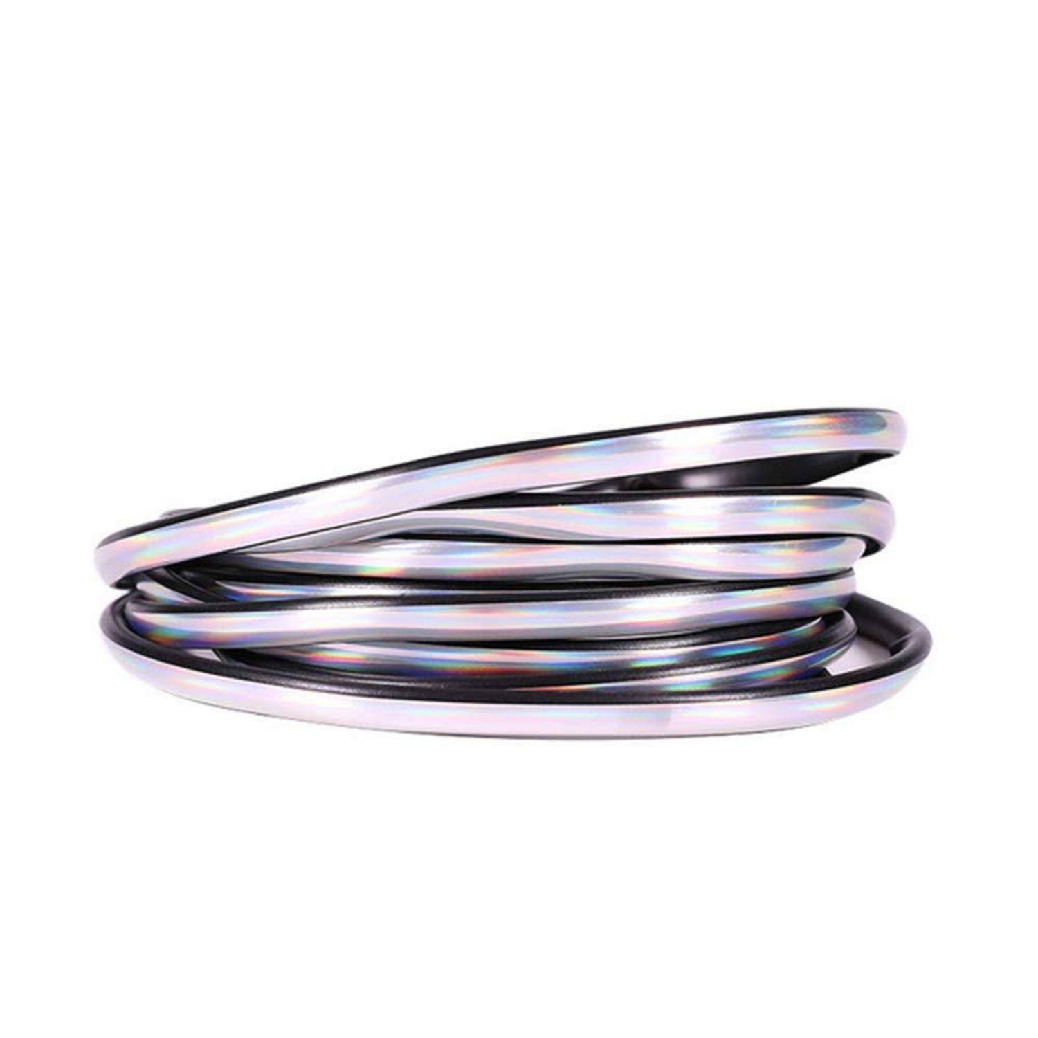 Ein aufgerollter irisierender metallischer Ring oder Schlauch auf weißem Hintergrund.