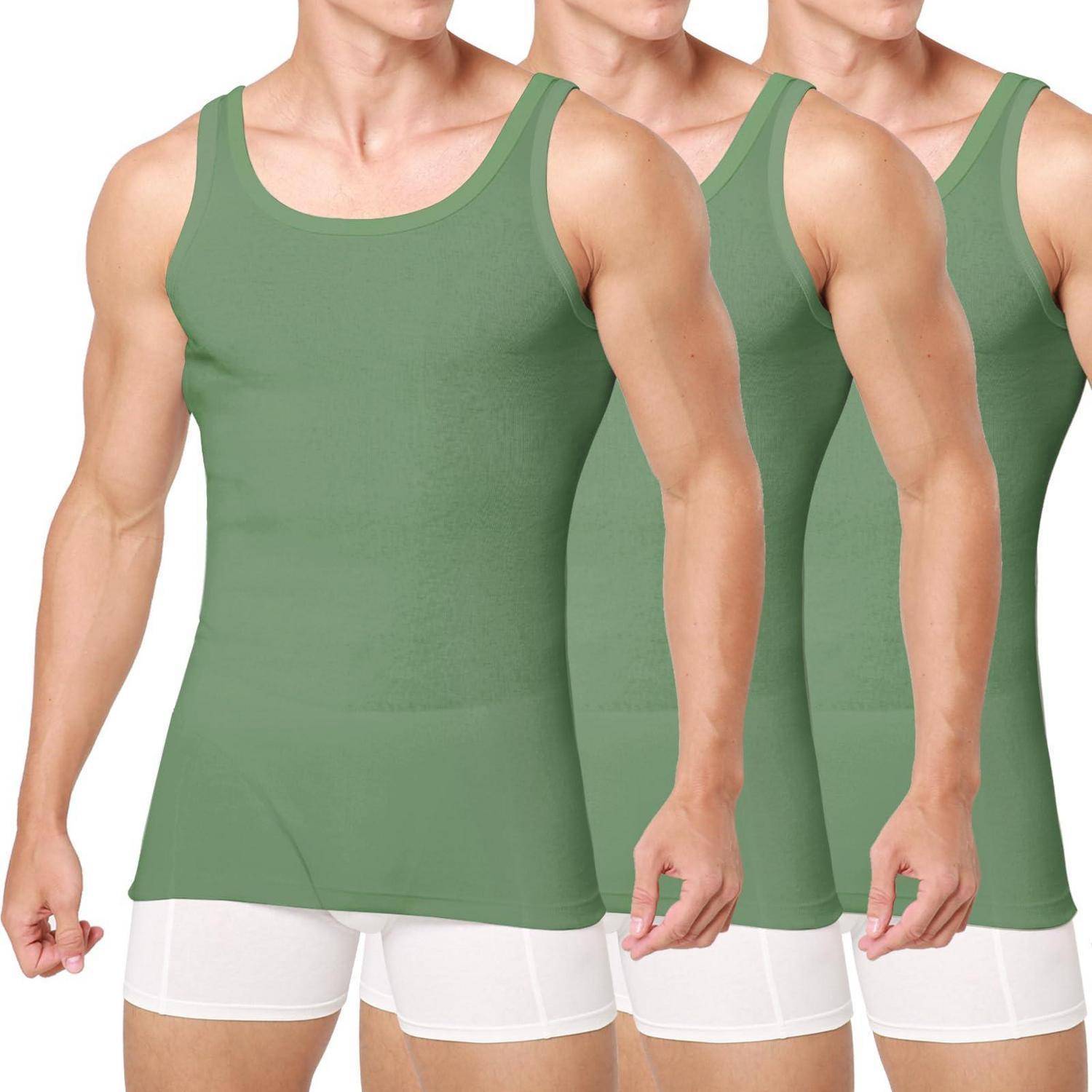 Drei Ansichten eines männlichen Models, das ein grünes Trägershirt und weiße Slip trägt, wobei das Kleidungsstück von vorne und von der Seite gezeigt wird.