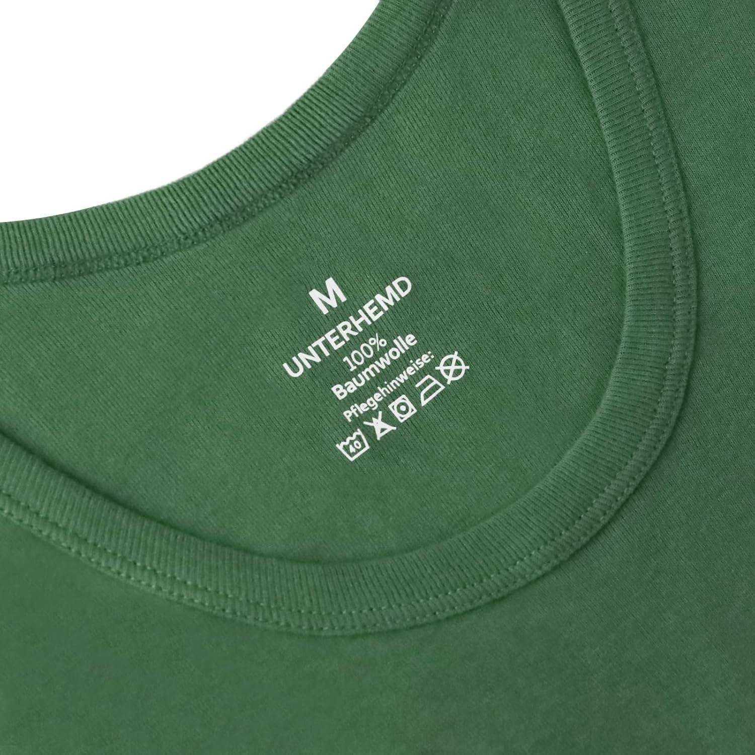 Nahaufnahme eines grünen Kleidungsetiketts mit Größe M, Marke UNTERHEMD und Pflegetext „100% Baumwolle" mit Wascksymbolen.
