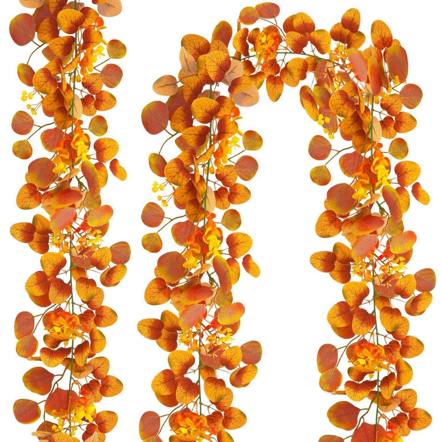 Drei hängende Girlanden aus orangefarbenen und gelben Herbstblättern auf weißem Hintergrund.