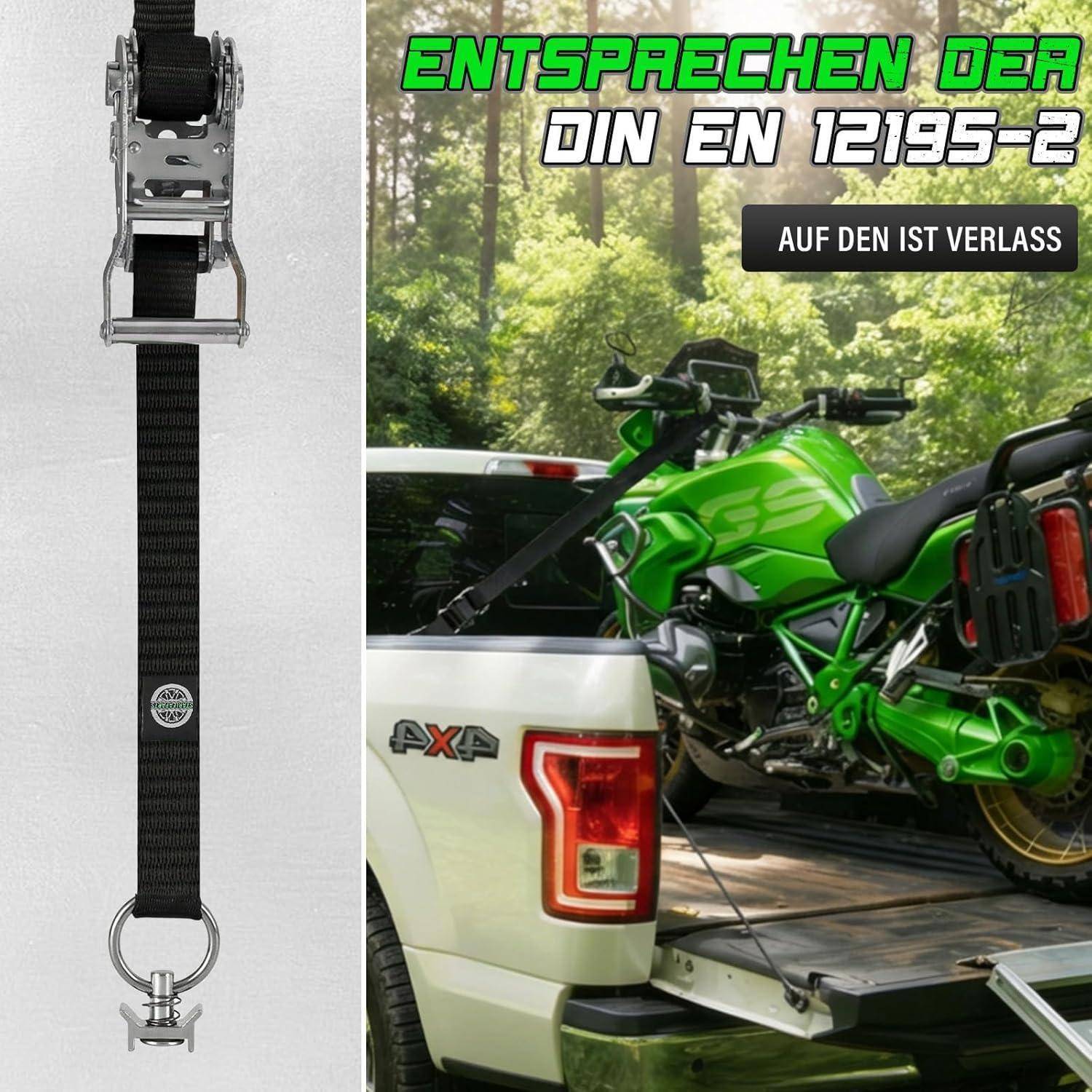 # Geteiltes Bild: Links wird ein Ratschenverschluss-Spanngurt gezeigt; rechts wird ein grünes Motorrad, das in einem Pickup-Truck-Bett gesichert ist, mit deutschem Text 