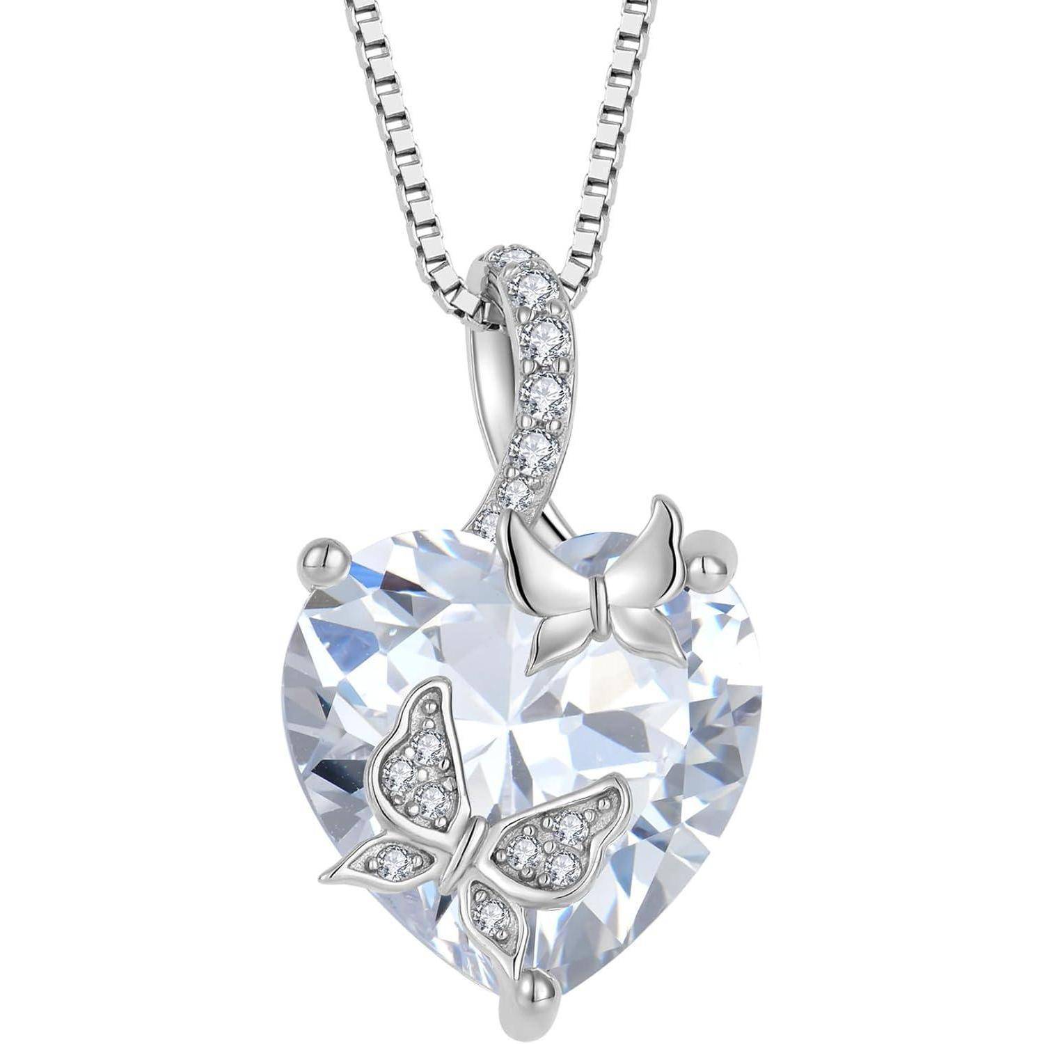 Silberne Halskettenpendants mit herzförmigem, transparentem Edelstein, akzentuiert durch zwei Schmetteringsmotive und eine kleine Pavé-Schlaufe an einer Kette.