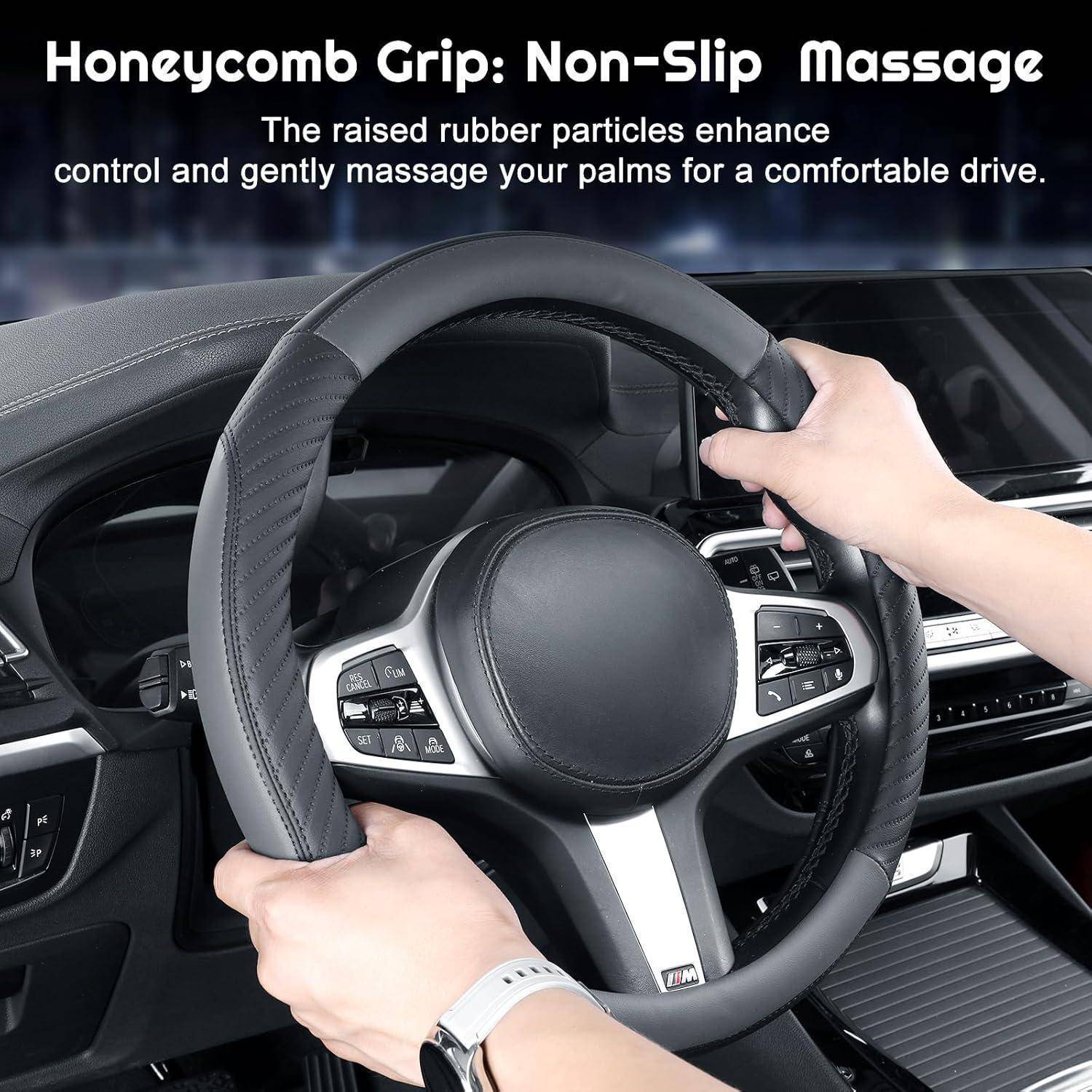 Hände greifen ein schwarzes Autolenkrad mit strukturiertem Massagegriff; Text sagt „Honeycomb Grip: Rutschfest Massage" und beschreibt Handflächenkontrolle und Komfort.
