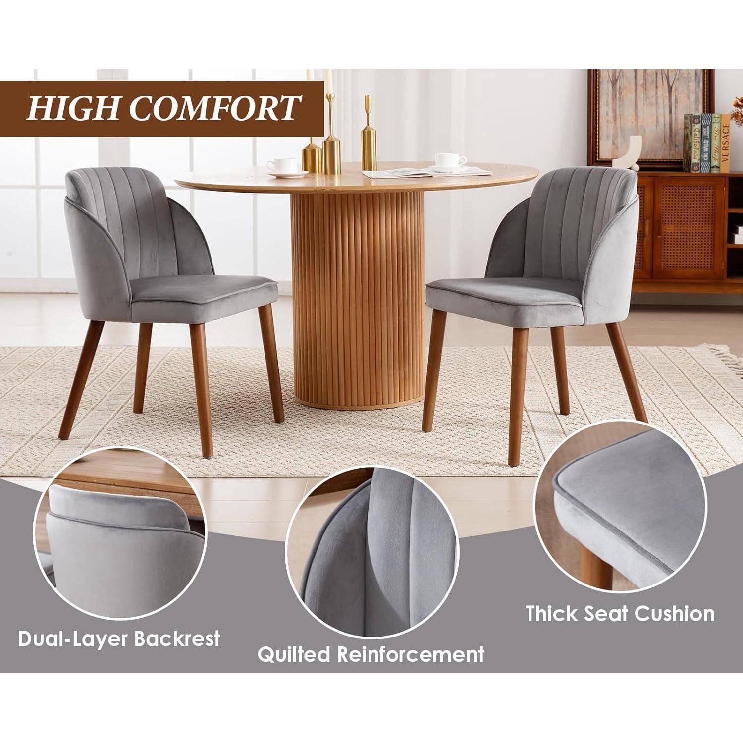 Werbebild von zwei grau gepolsterten Esszimmerstühlen mit Holzbeinen um einen runden Tisch, mit der Bezeichnung „HIGH COMFORT